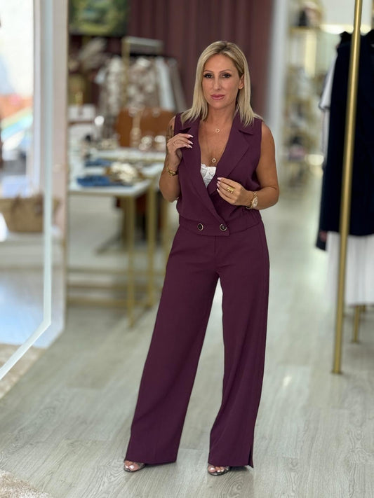 Calça clássica wide leg com detalhe de abertura