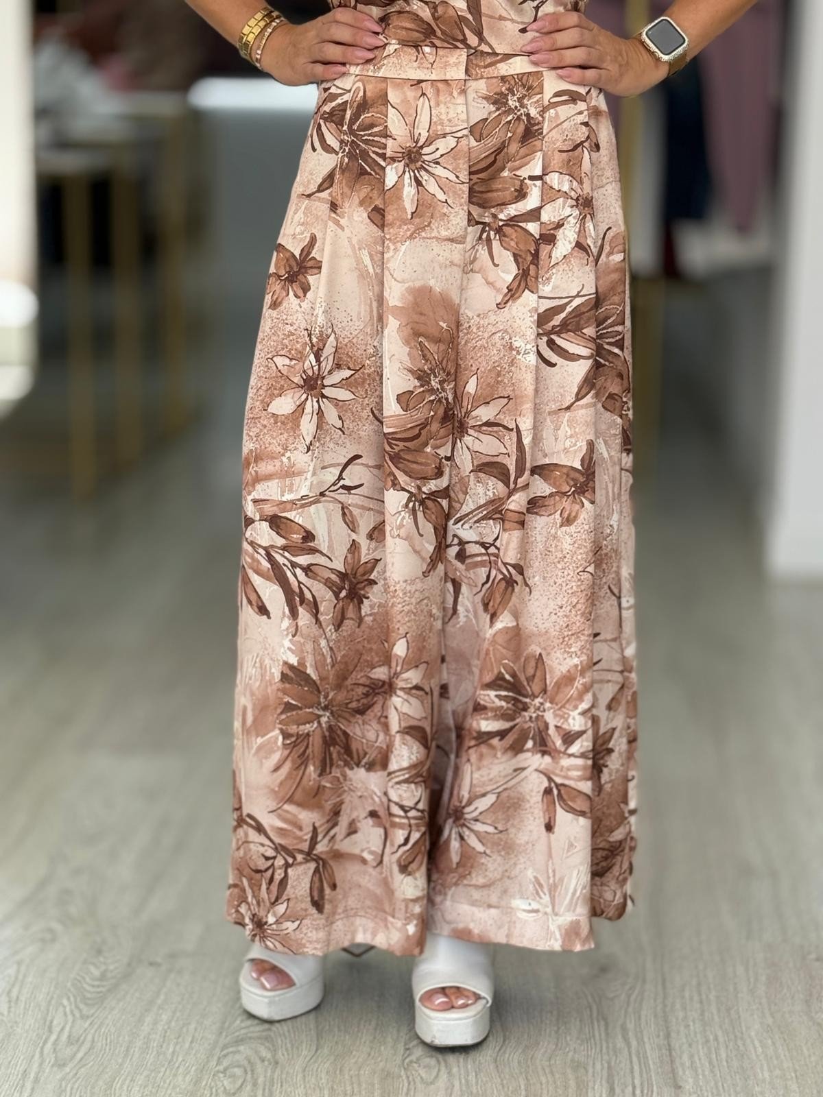 Calça curta wide leg estampada com pregas