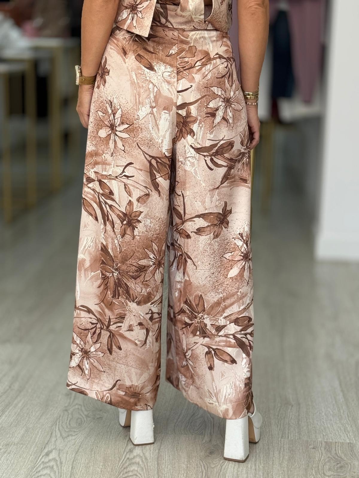 Calça curta wide leg estampada com pregas
