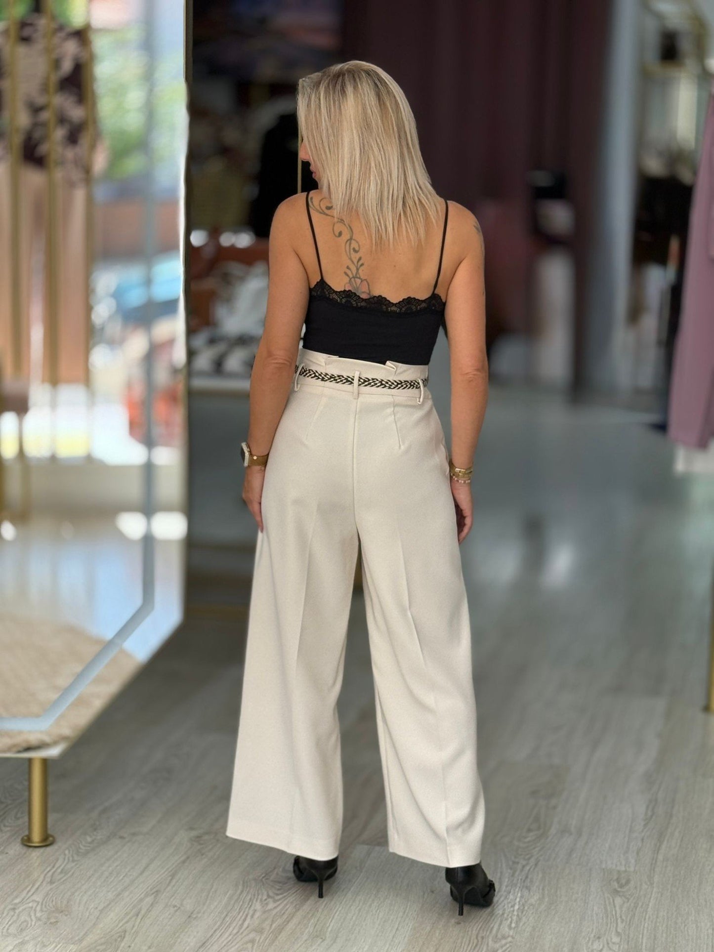 Calça fluida com cintura subida e cinto
