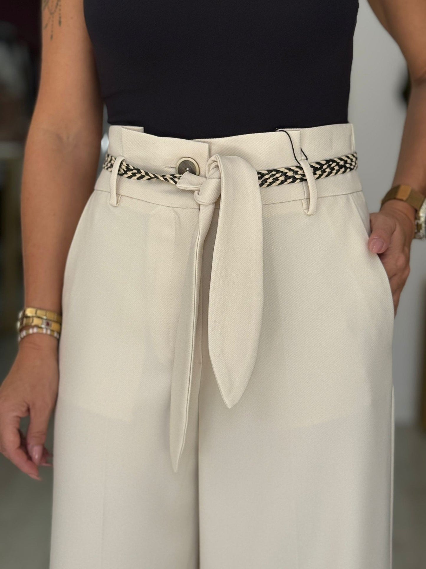 Calça fluida com cintura subida e cinto