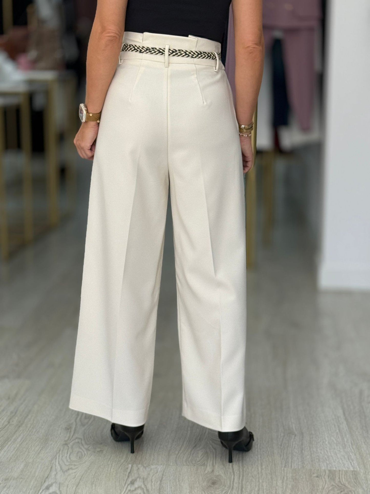 Calça fluida com cintura subida e cinto