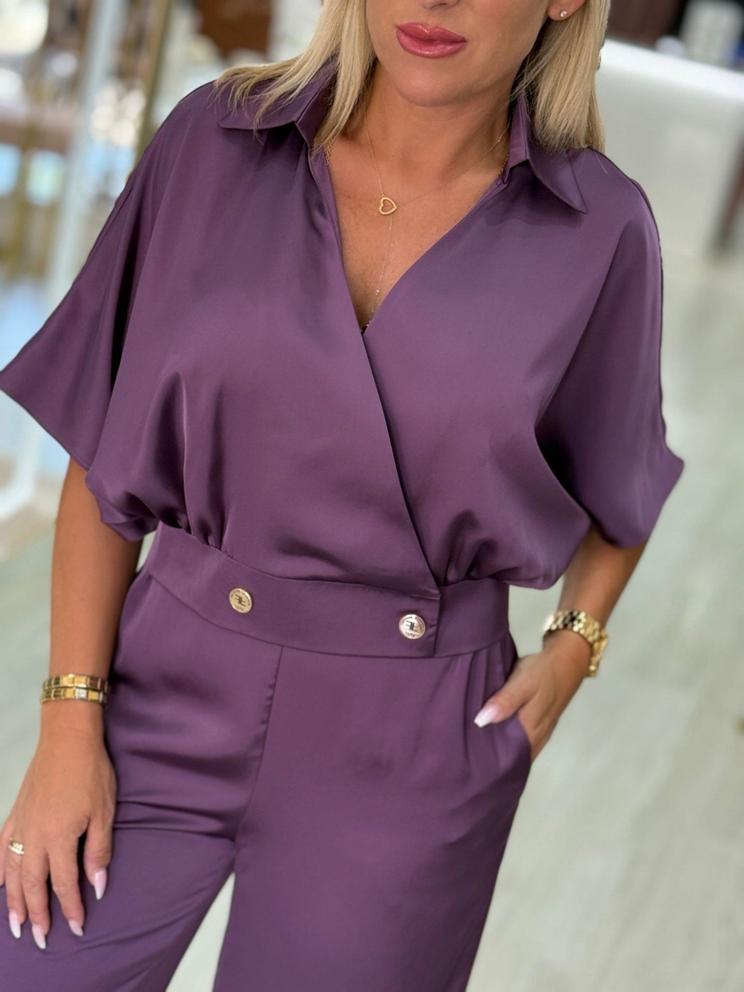 Blusa curta acetinada com decote em trespasse