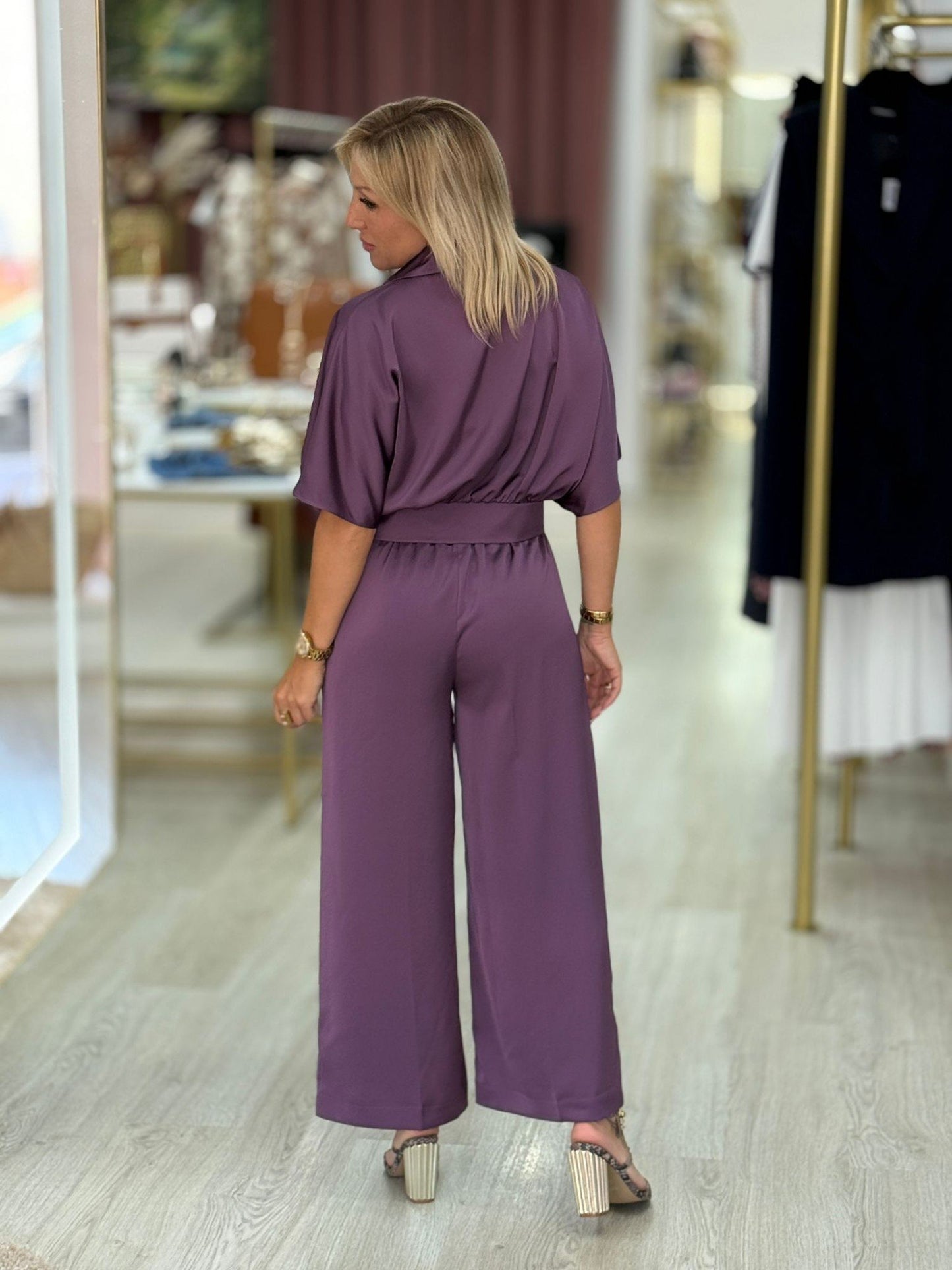 Blusa curta acetinada com decote em trespasse