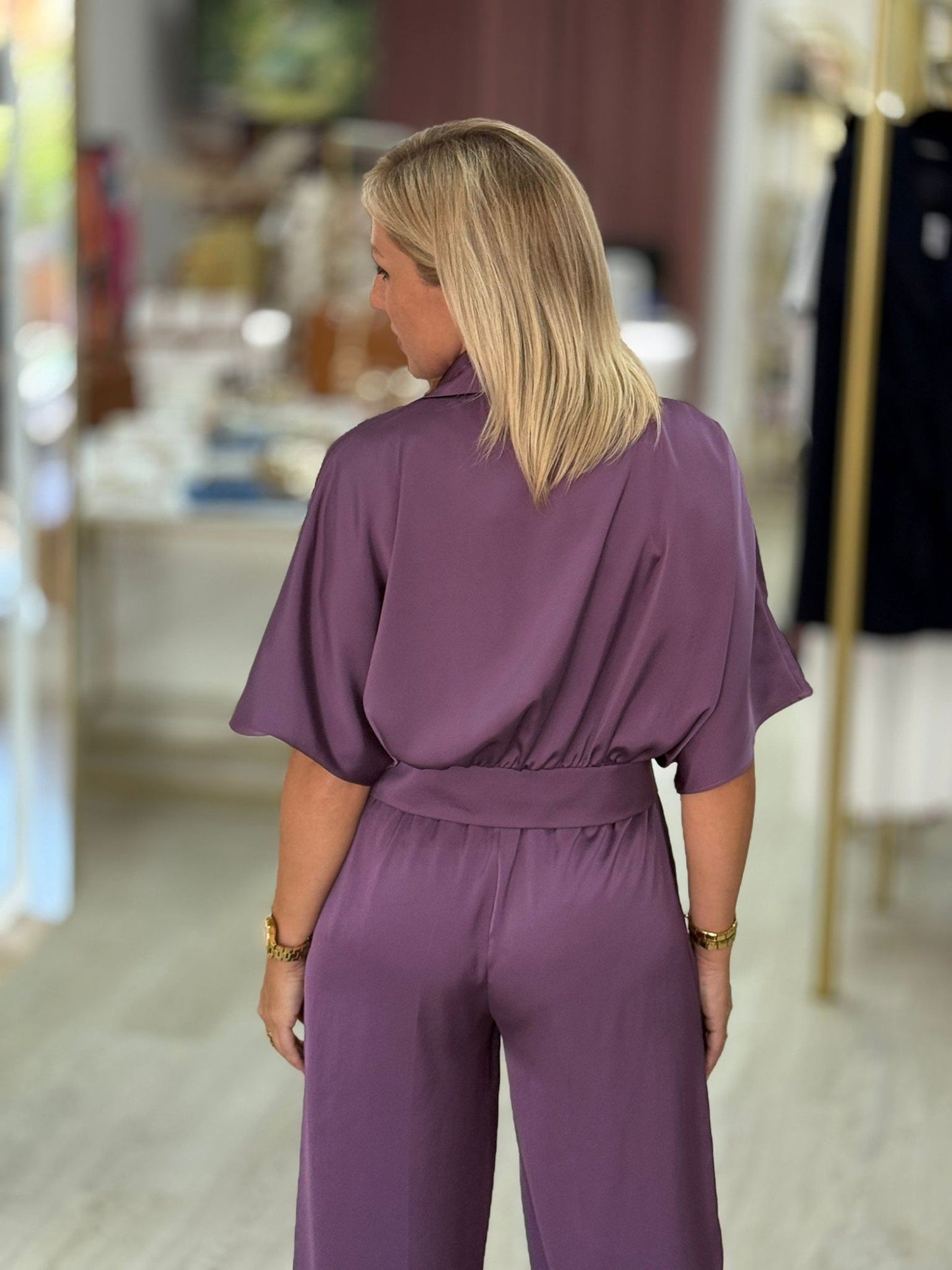 Blusa curta acetinada com decote em trespasse