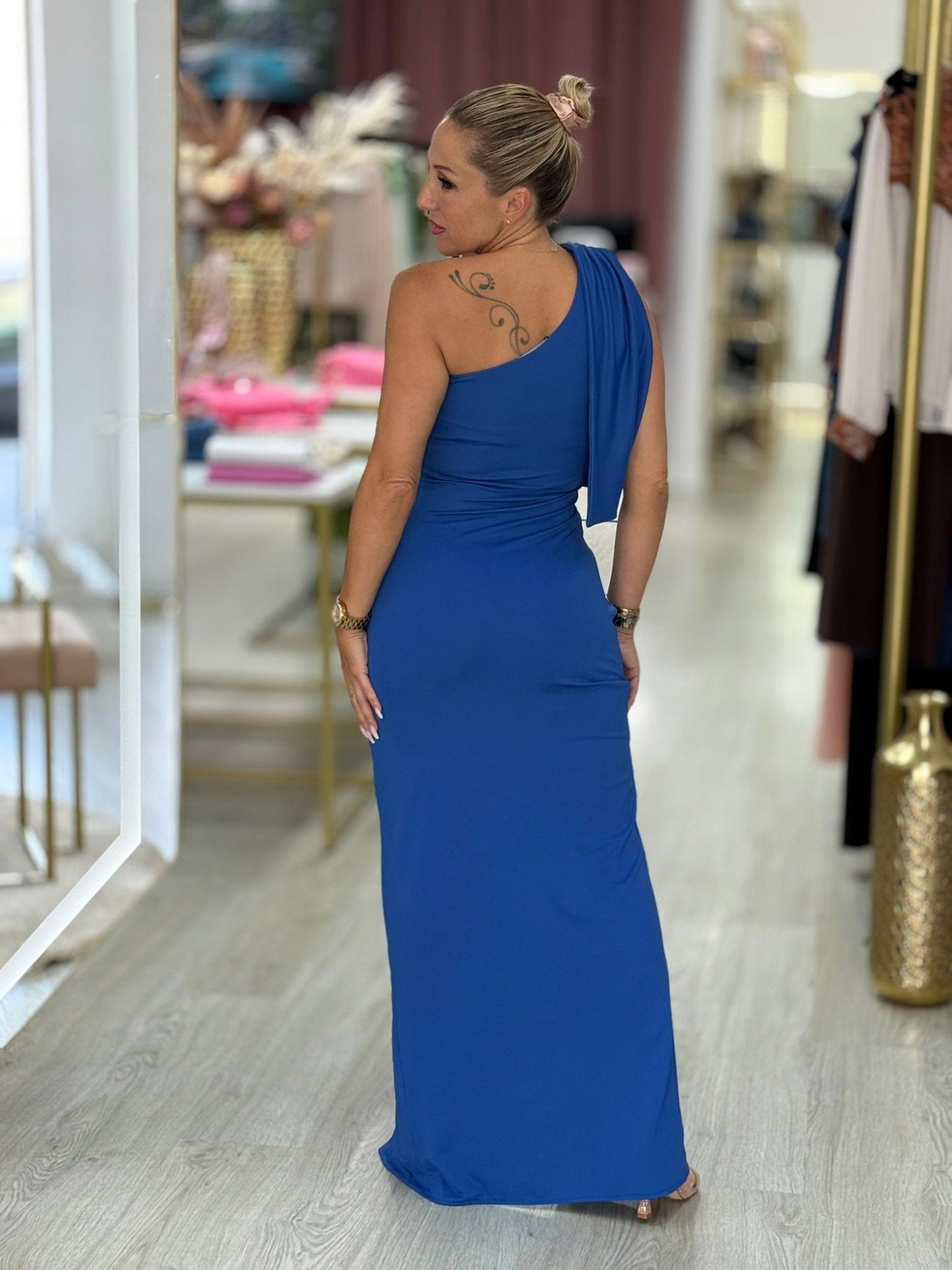 Vestido comprido assimétrico com detalhe dourado (+Cores)