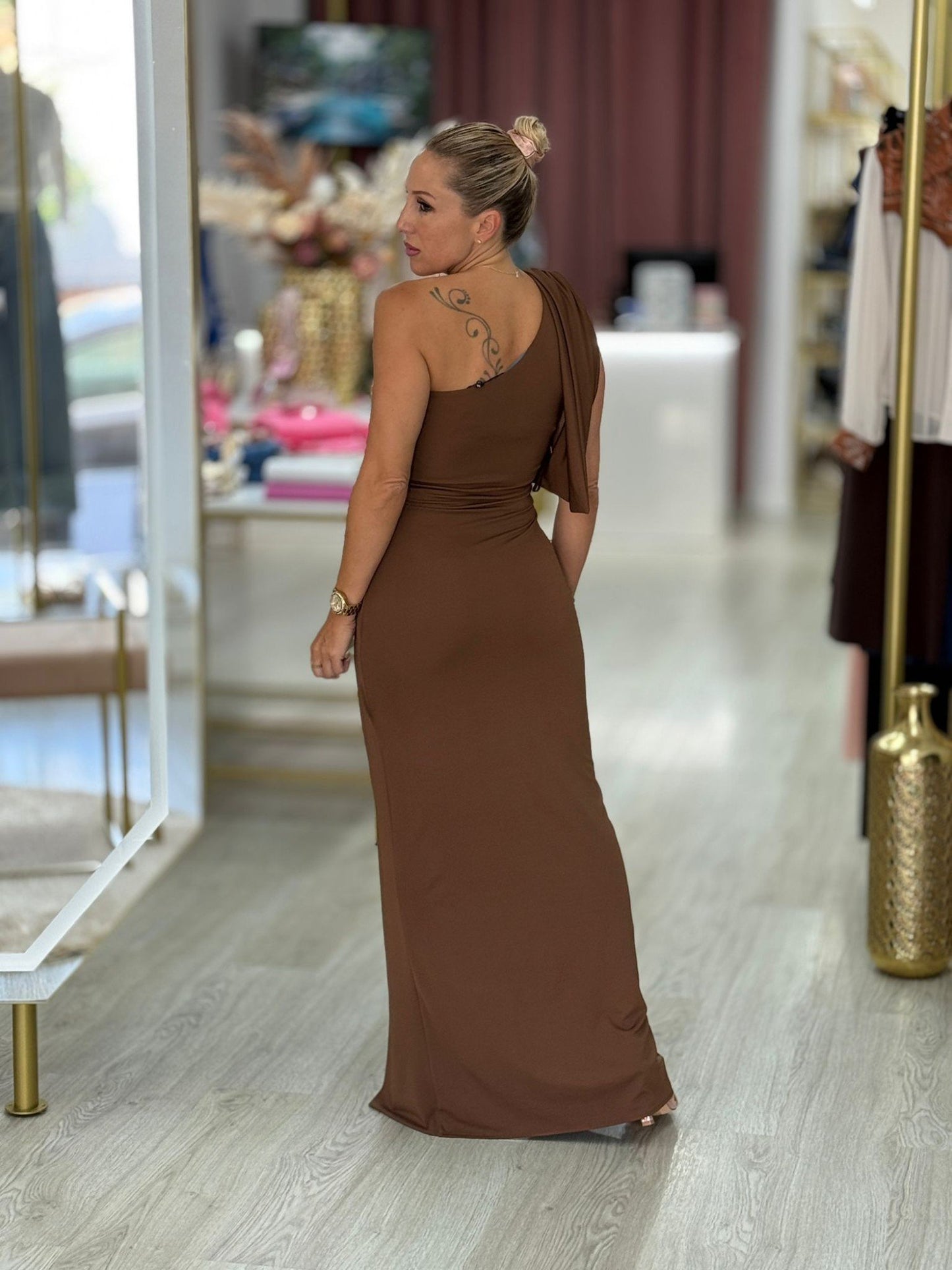 Vestido comprido assimétrico com detalhe dourado (+Cores)