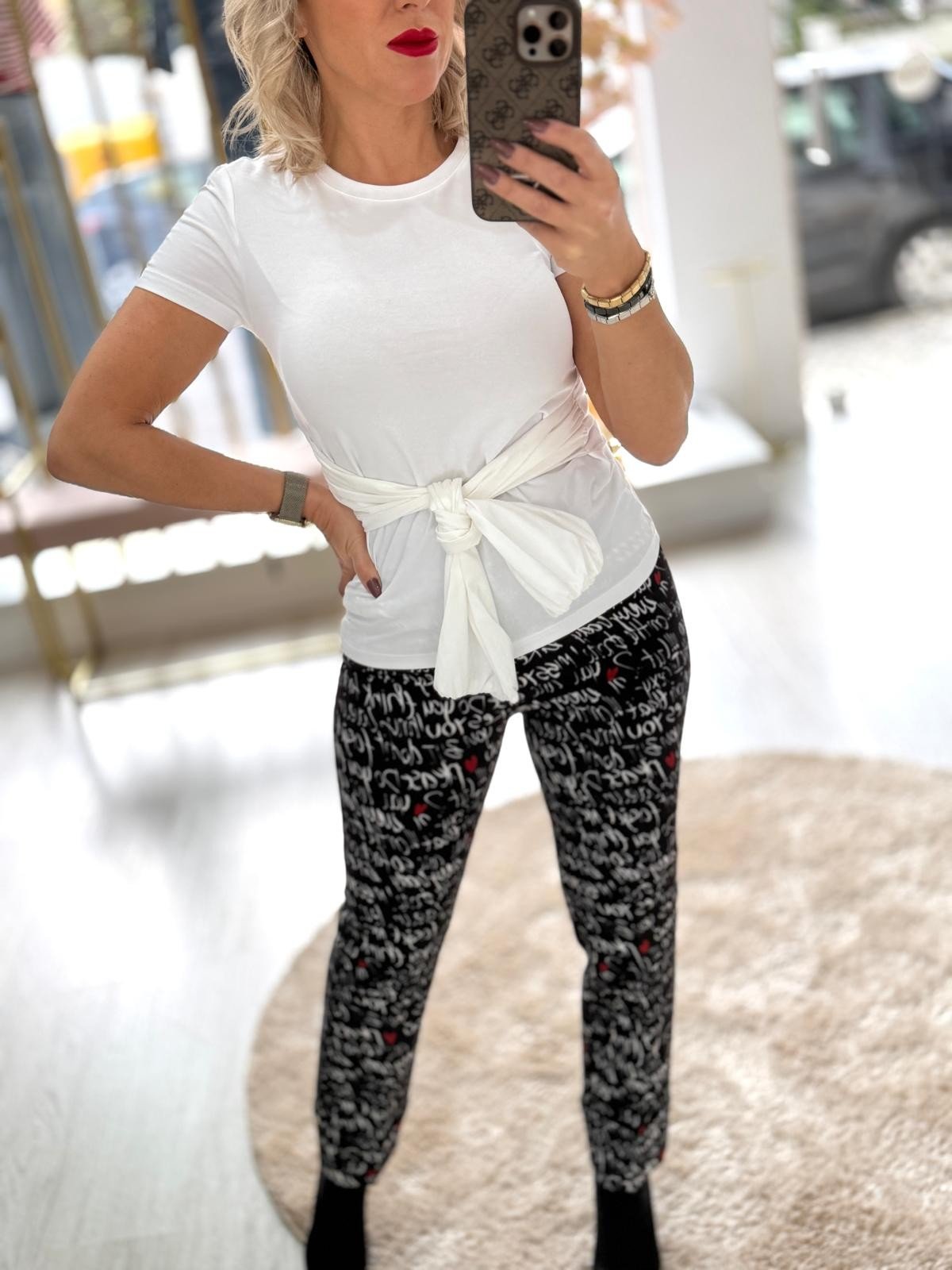 T-shirt com laço na cintura