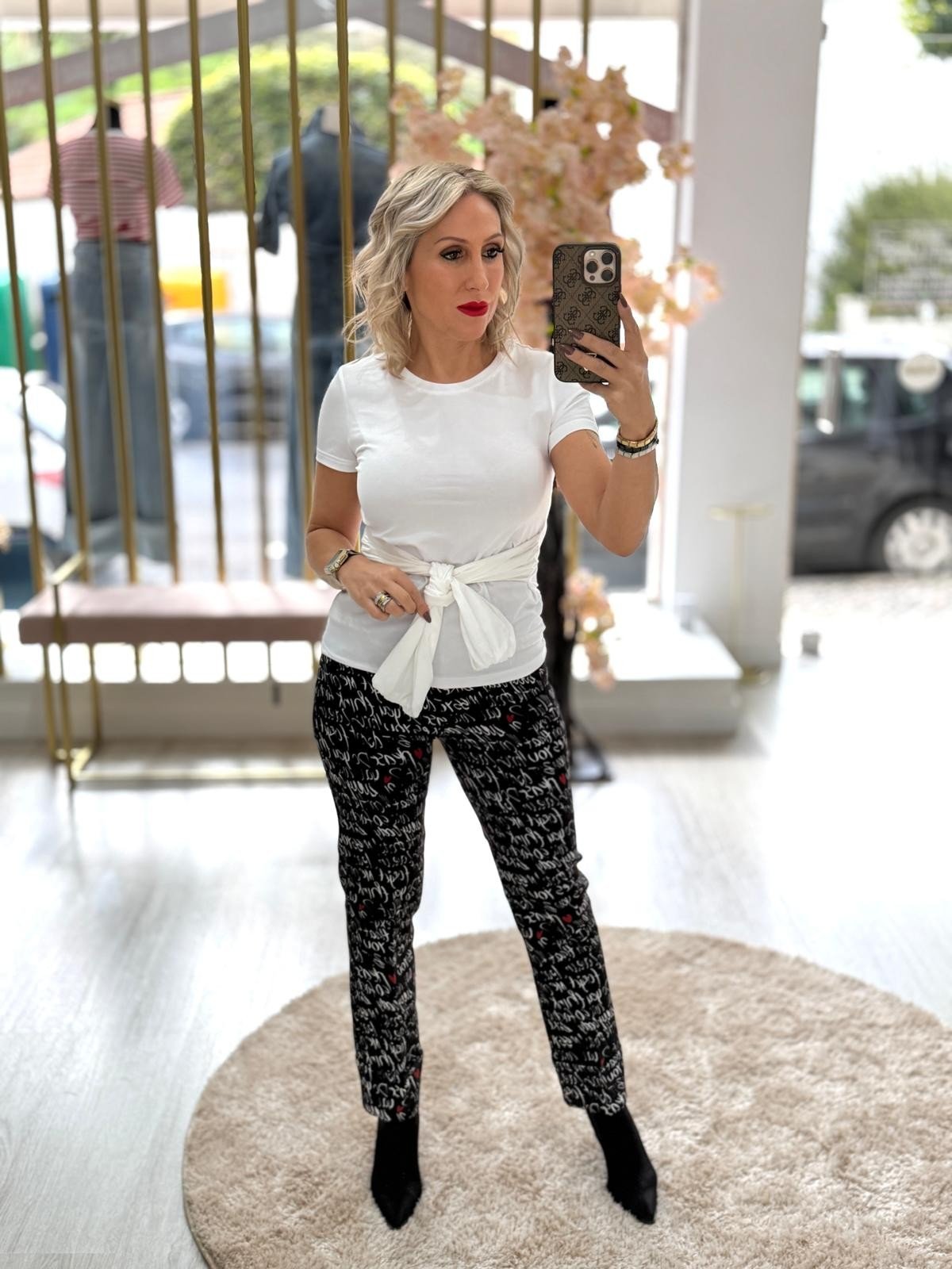 T-shirt com laço na cintura