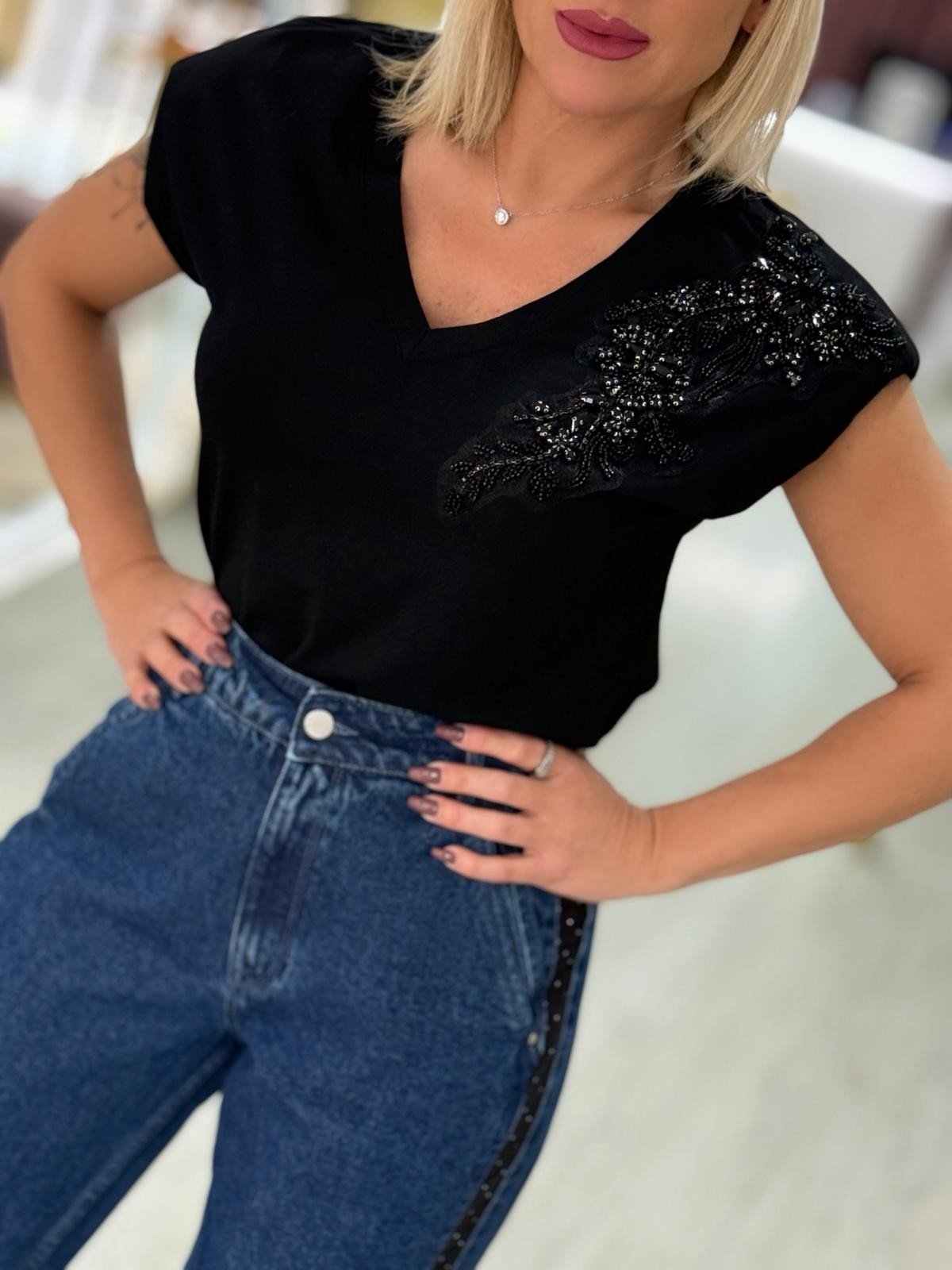 T-shirt com pedraria