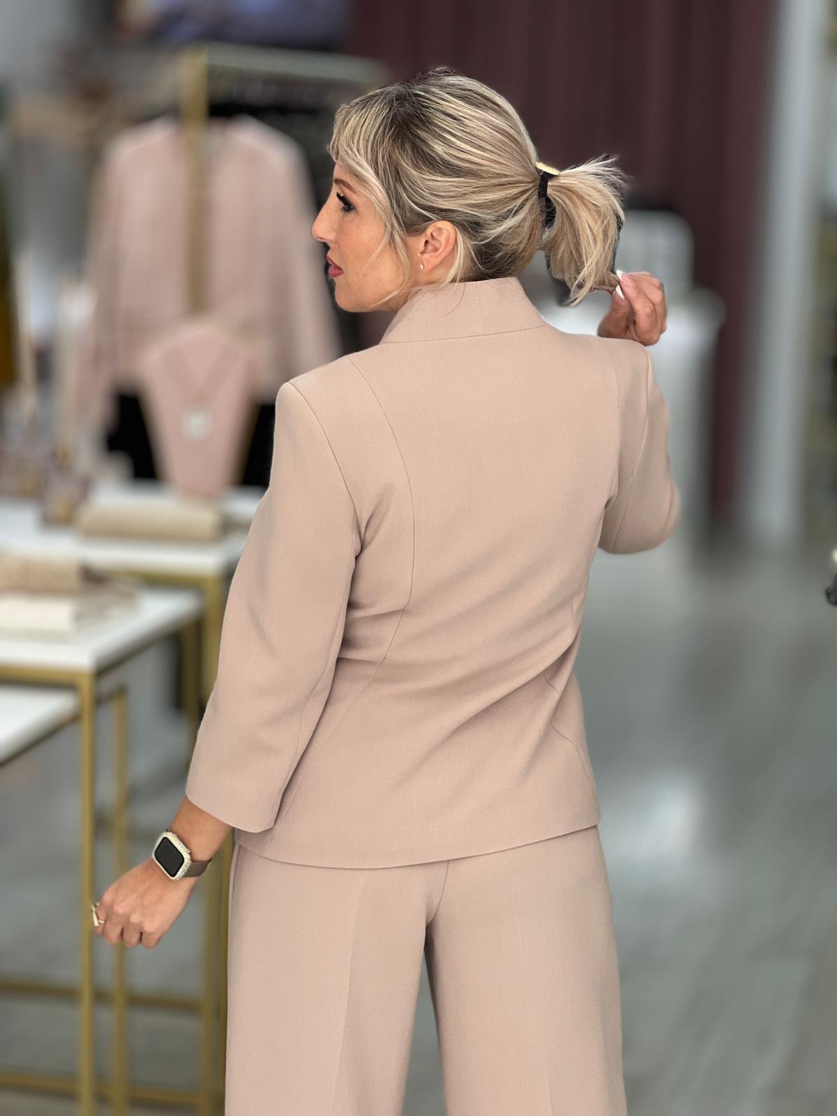 Blazer estruturado cintado