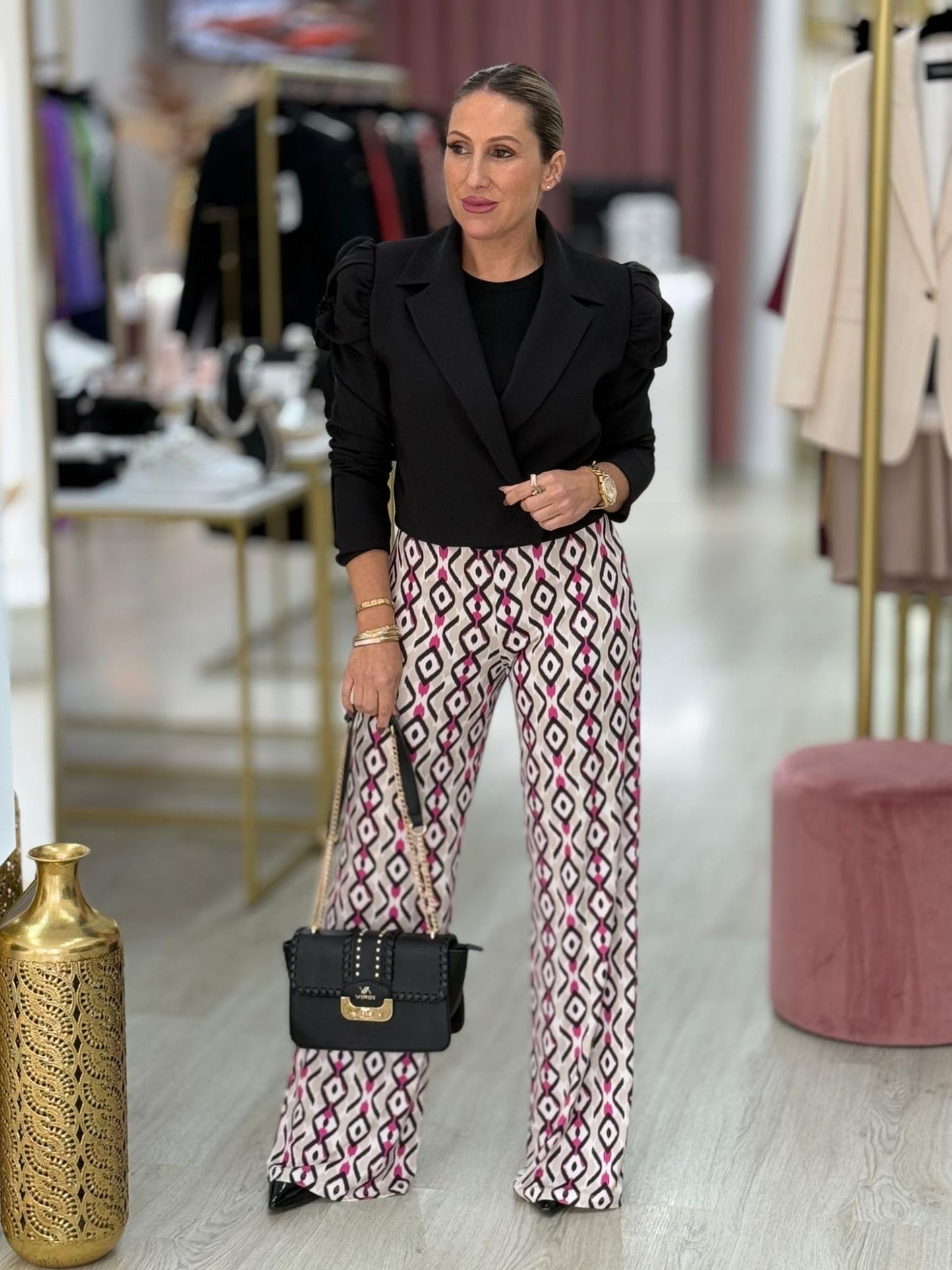 Blazer clássico curto com detalhe de flor