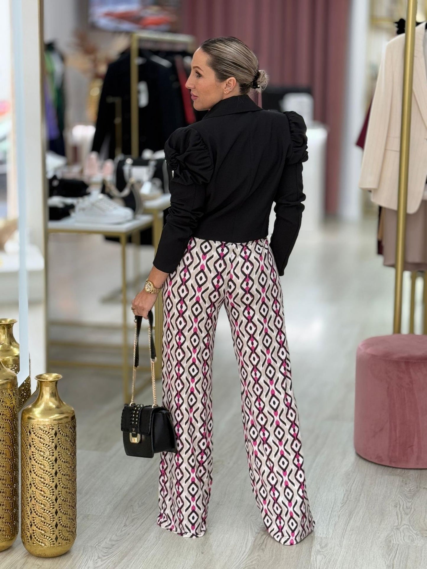 Blazer clássico curto com detalhe de flor