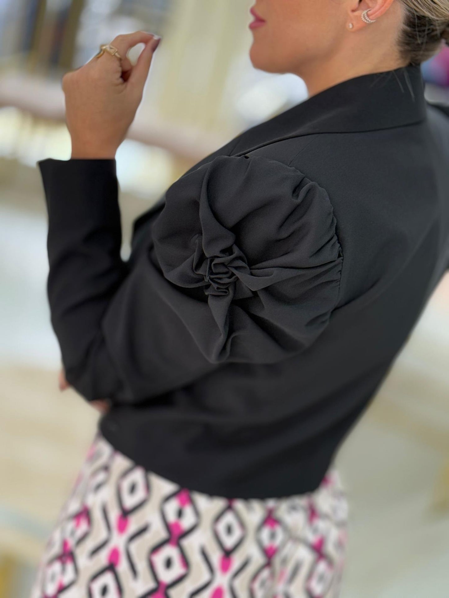 Blazer clássico curto com detalhe de flor