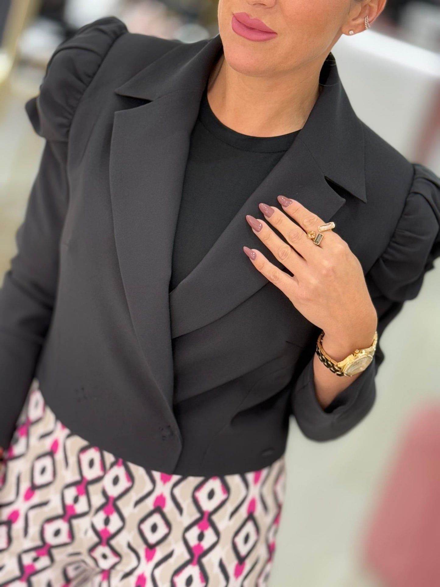 Blazer clássico curto com detalhe de flor