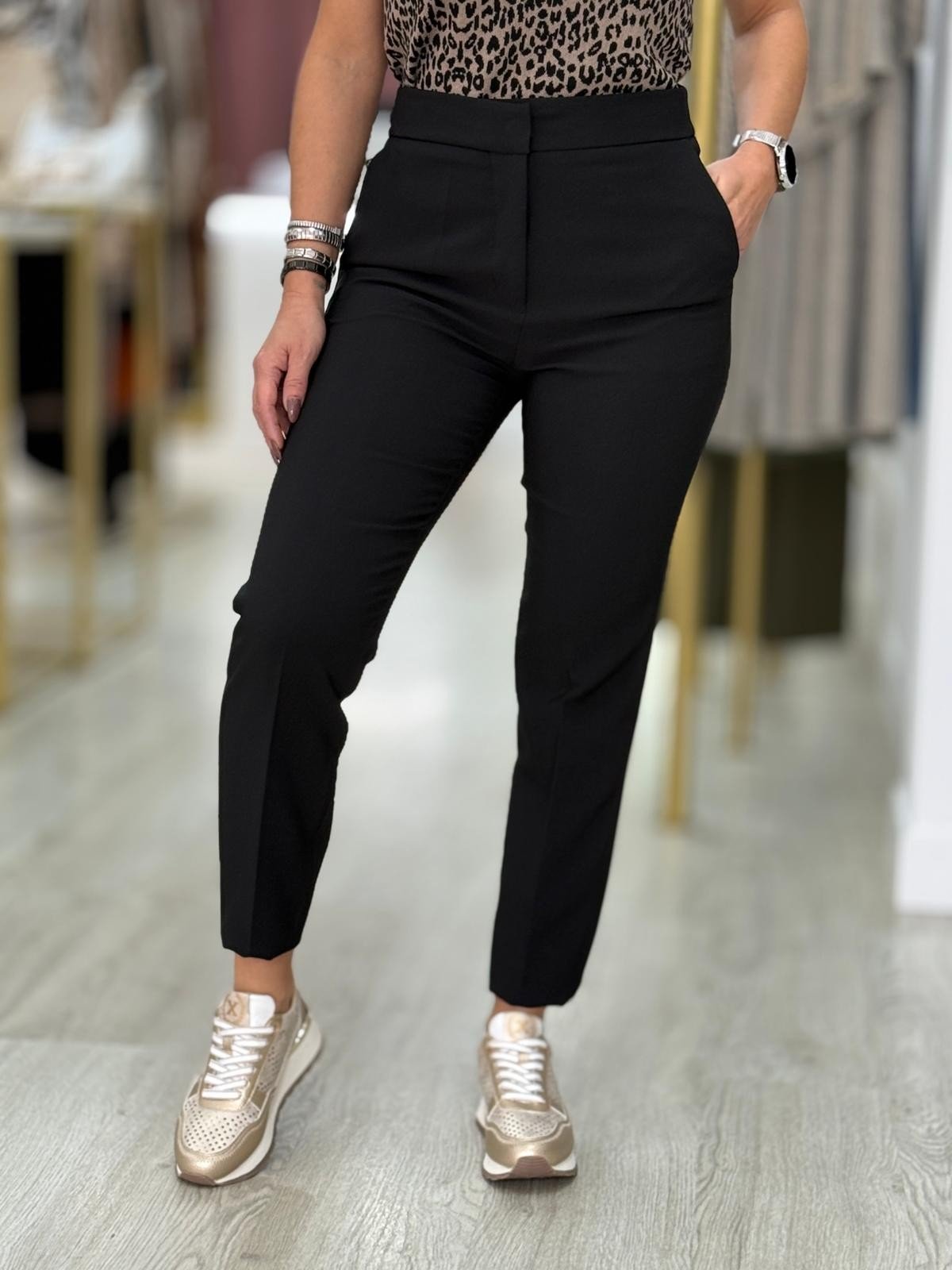 Calça clássica com cinto elástico