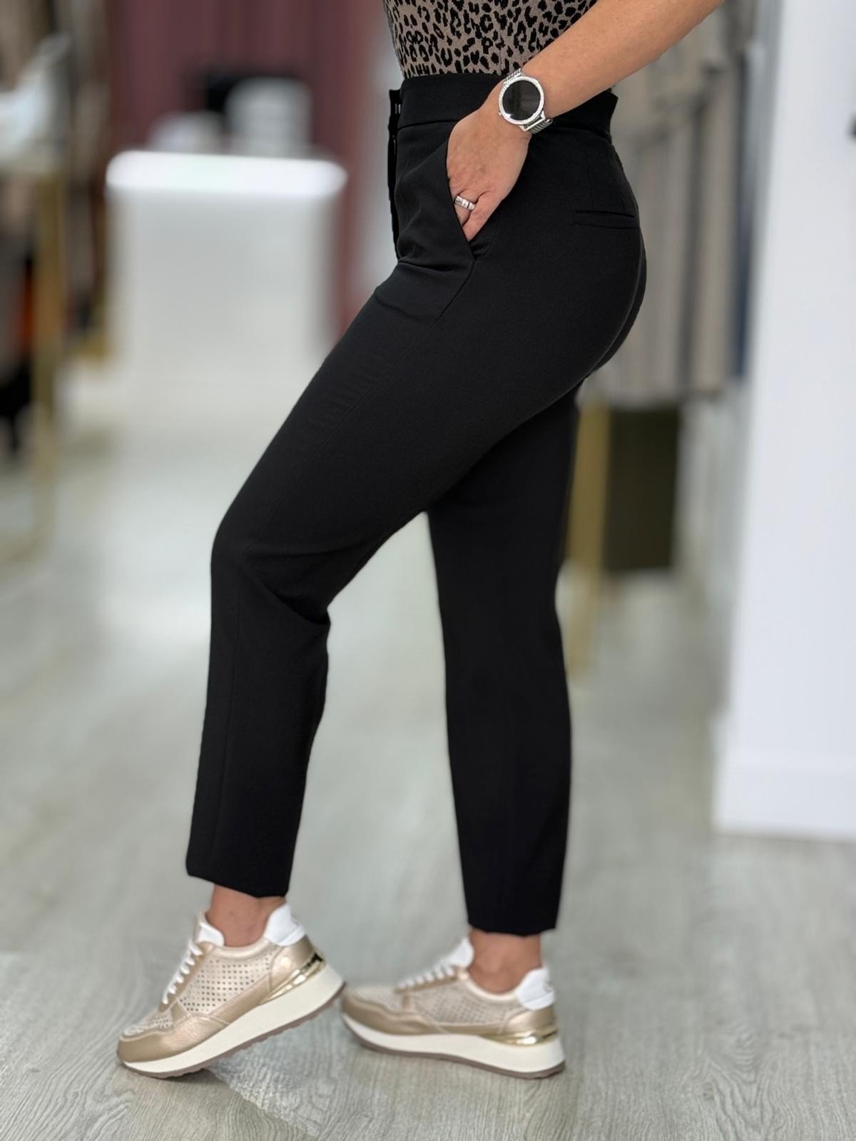 Calça clássica com cinto elástico