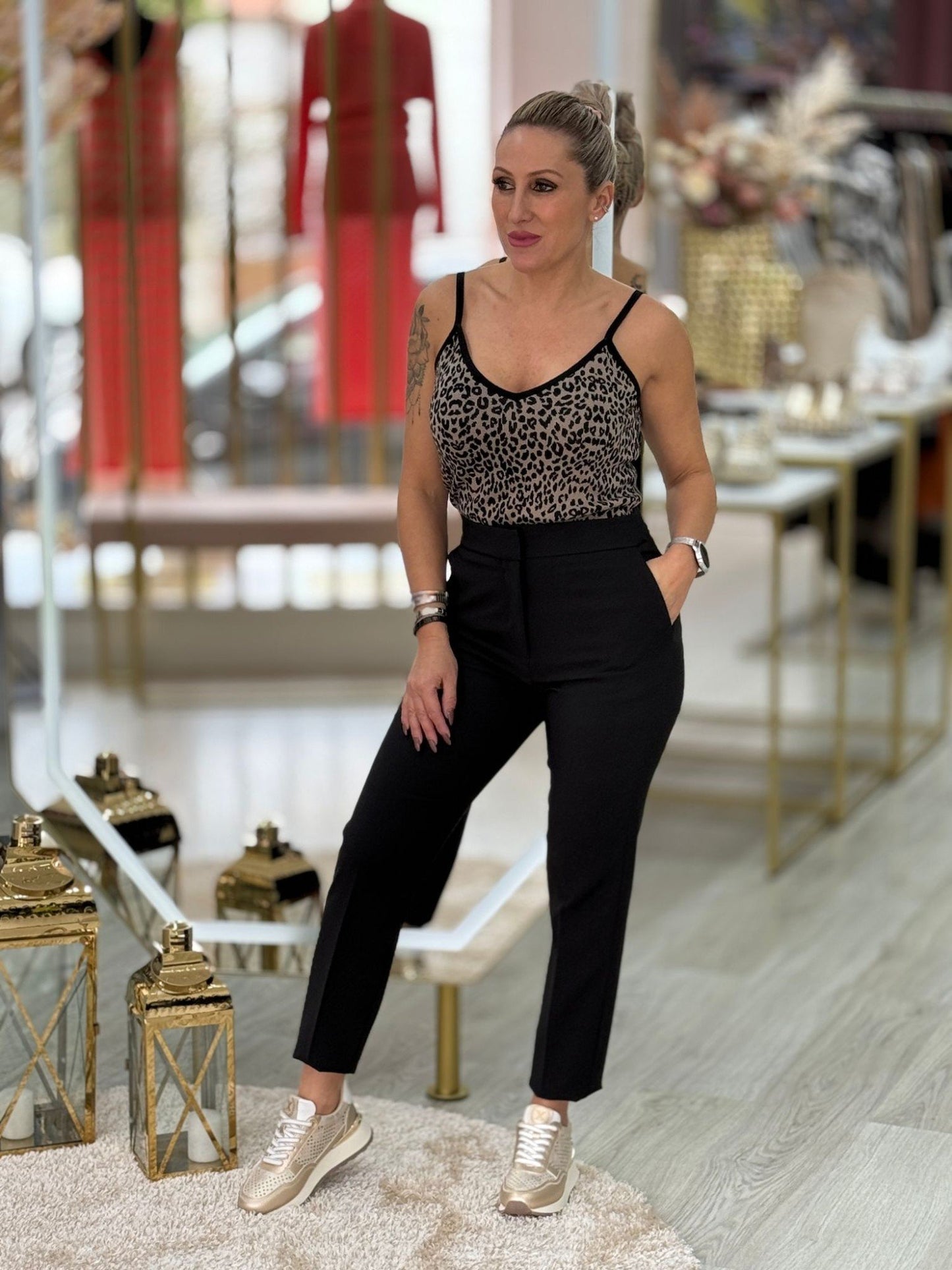 Calça clássica com cinto elástico