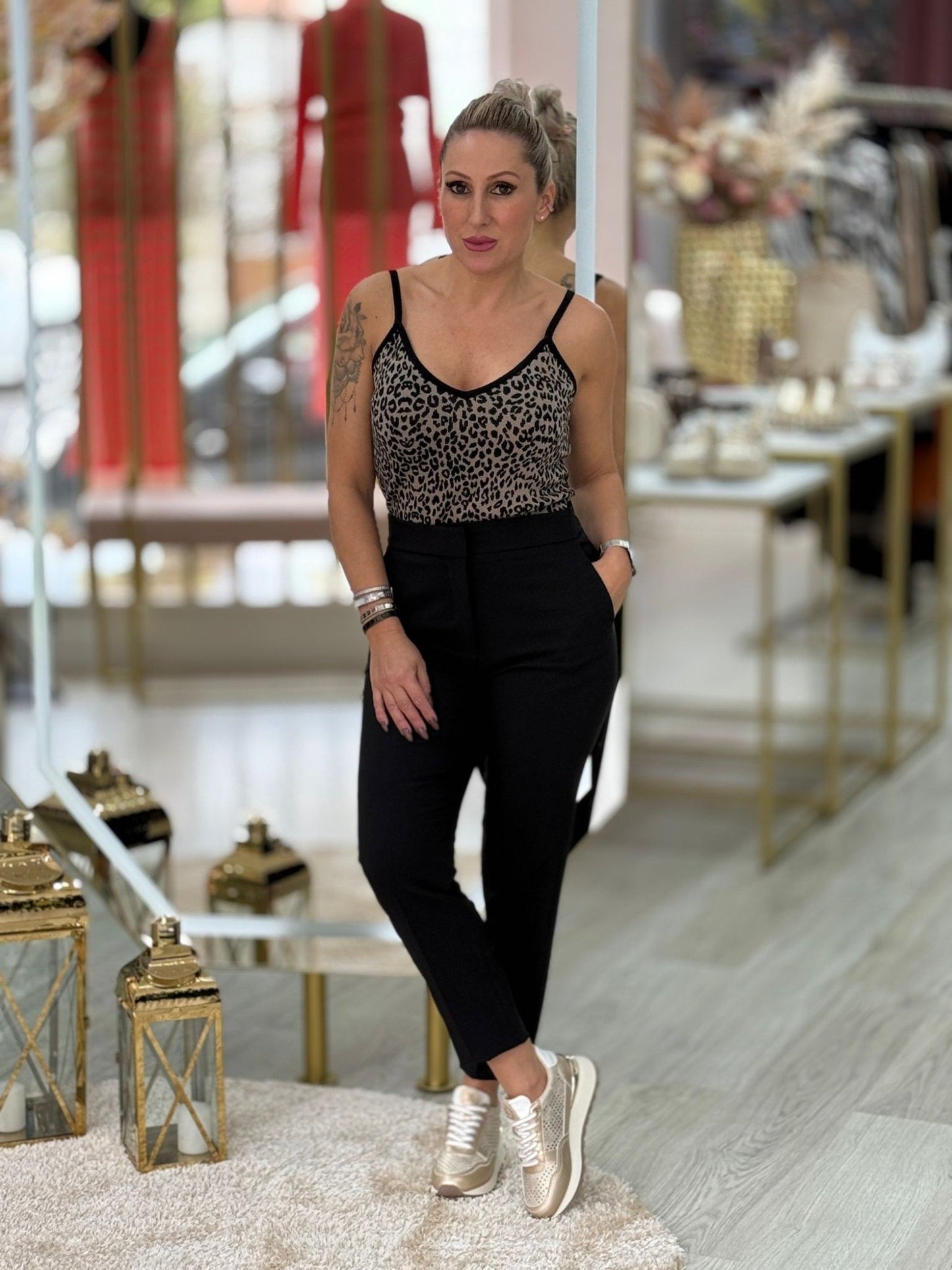 Calça clássica com cinto elástico