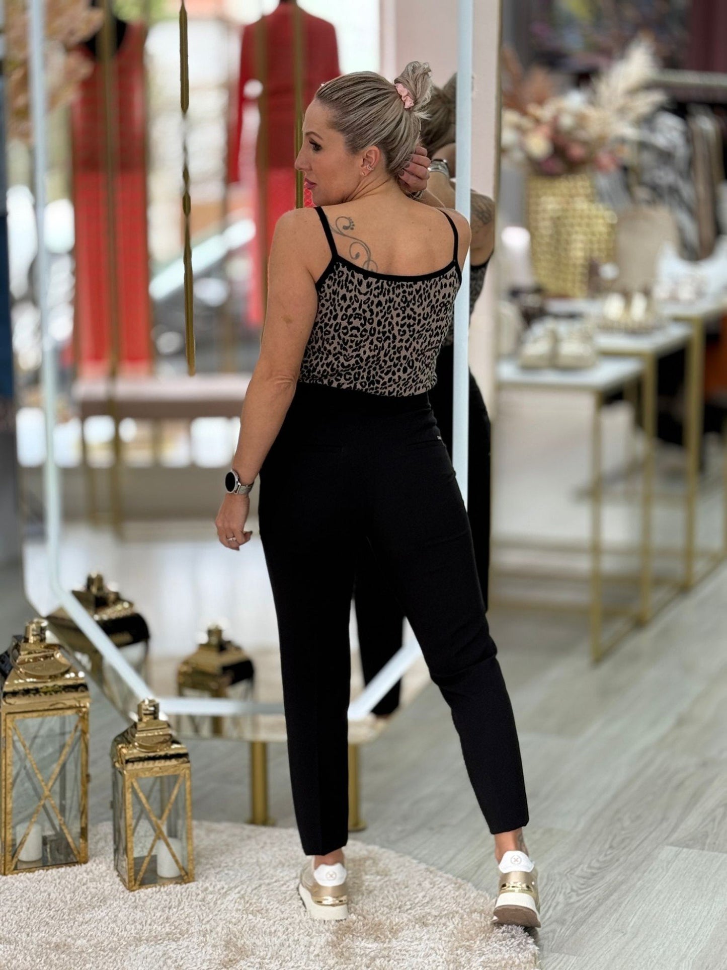 Calça clássica com cinto elástico