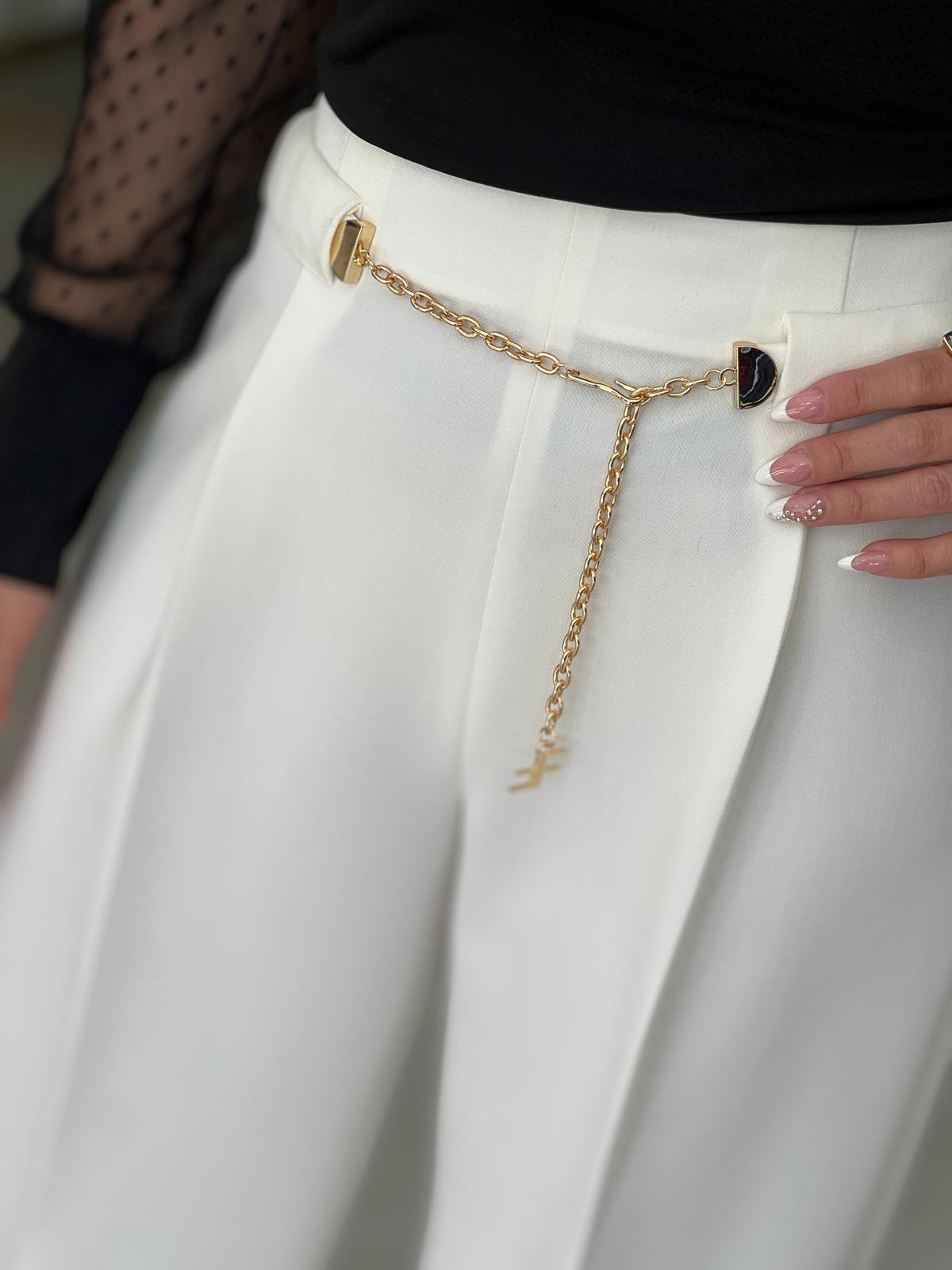 Calça wide leg com cinto metálico personalizado