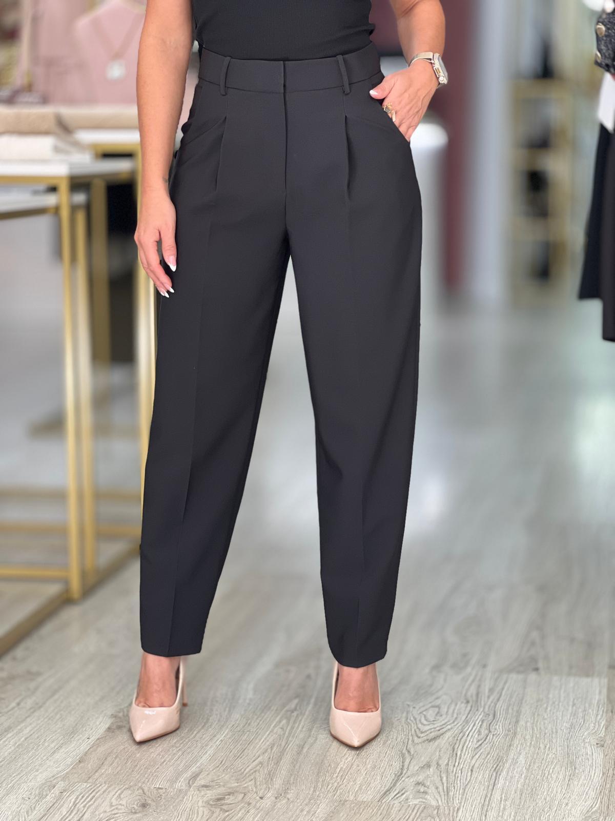 Calça clássica com detalhe de pregas