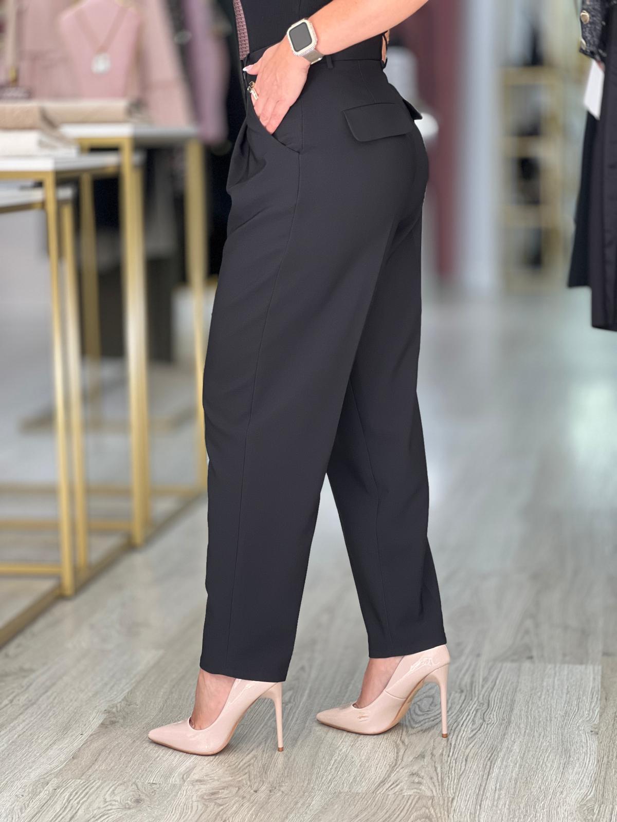 Calça clássica com detalhe de pregas
