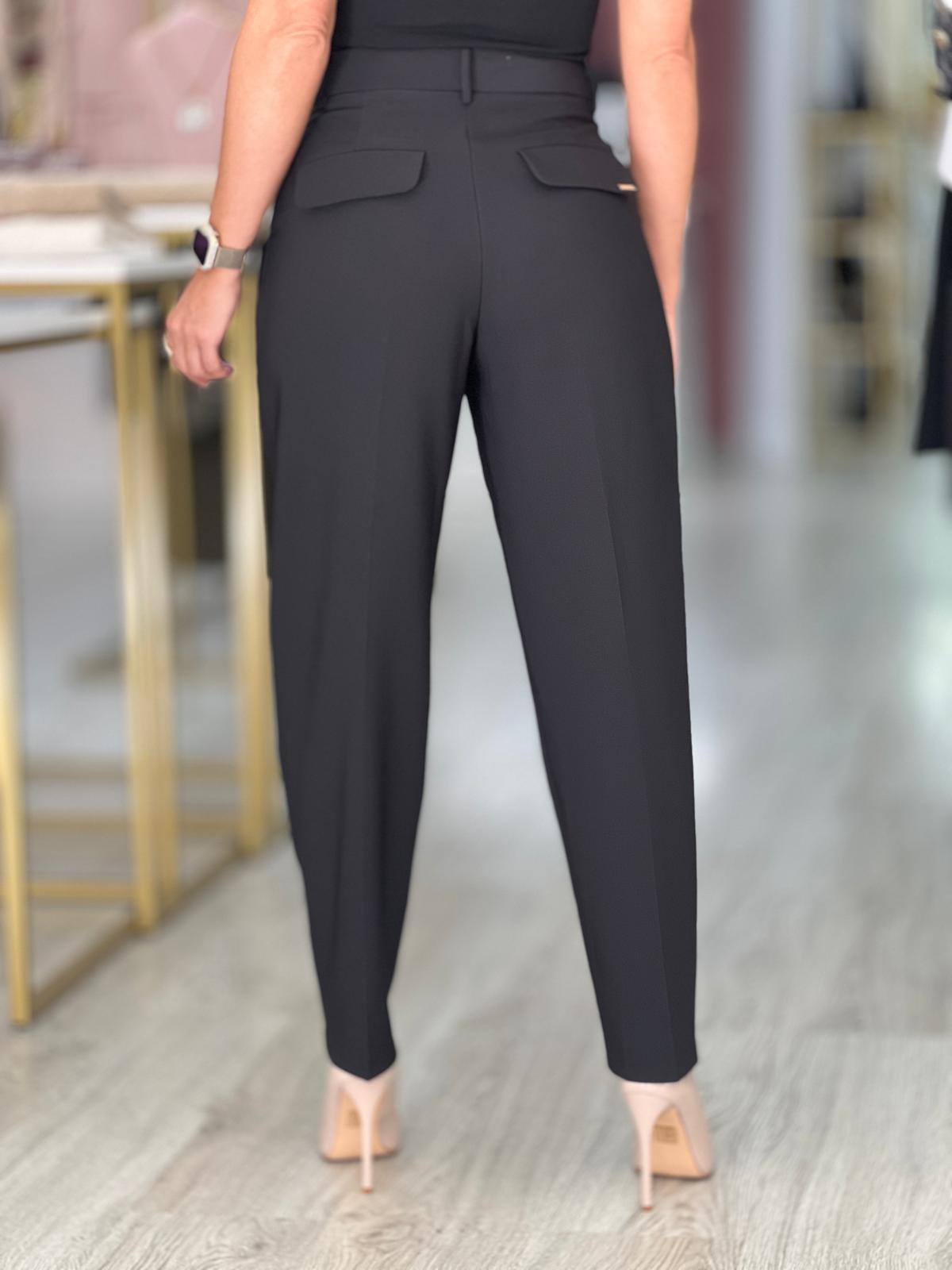 Calça clássica com detalhe de pregas