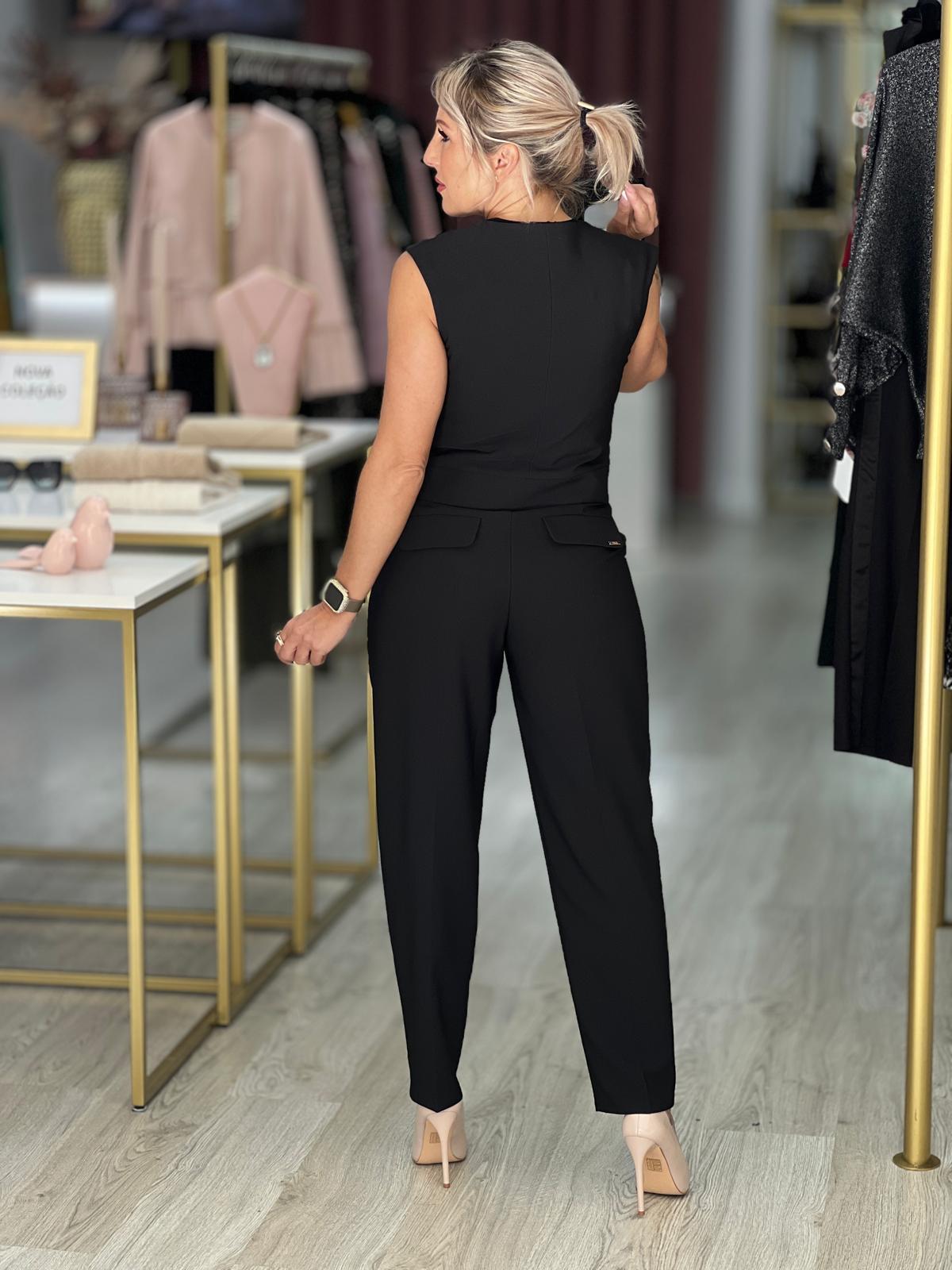 Calça clássica com detalhe de pregas