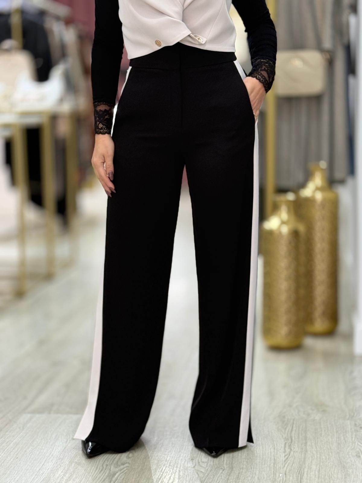 Calça wide leg com risca lateral