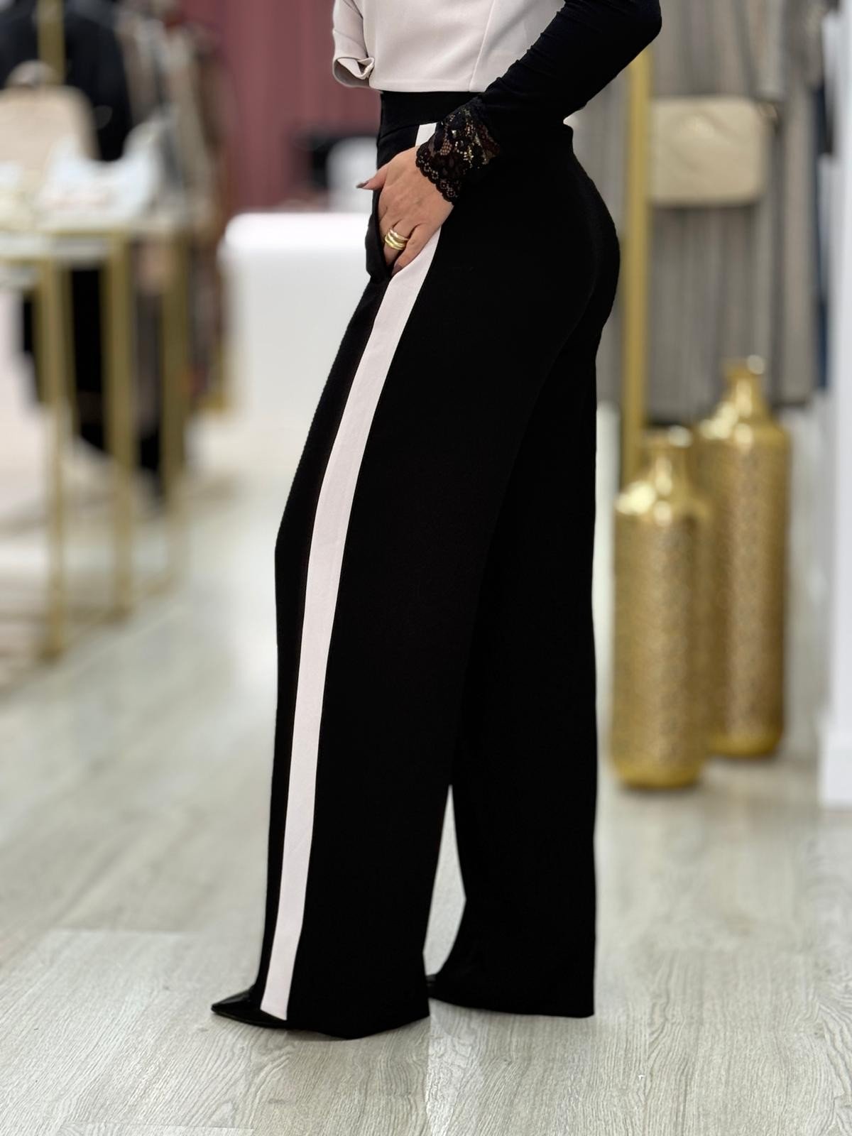 Calça wide leg com risca lateral