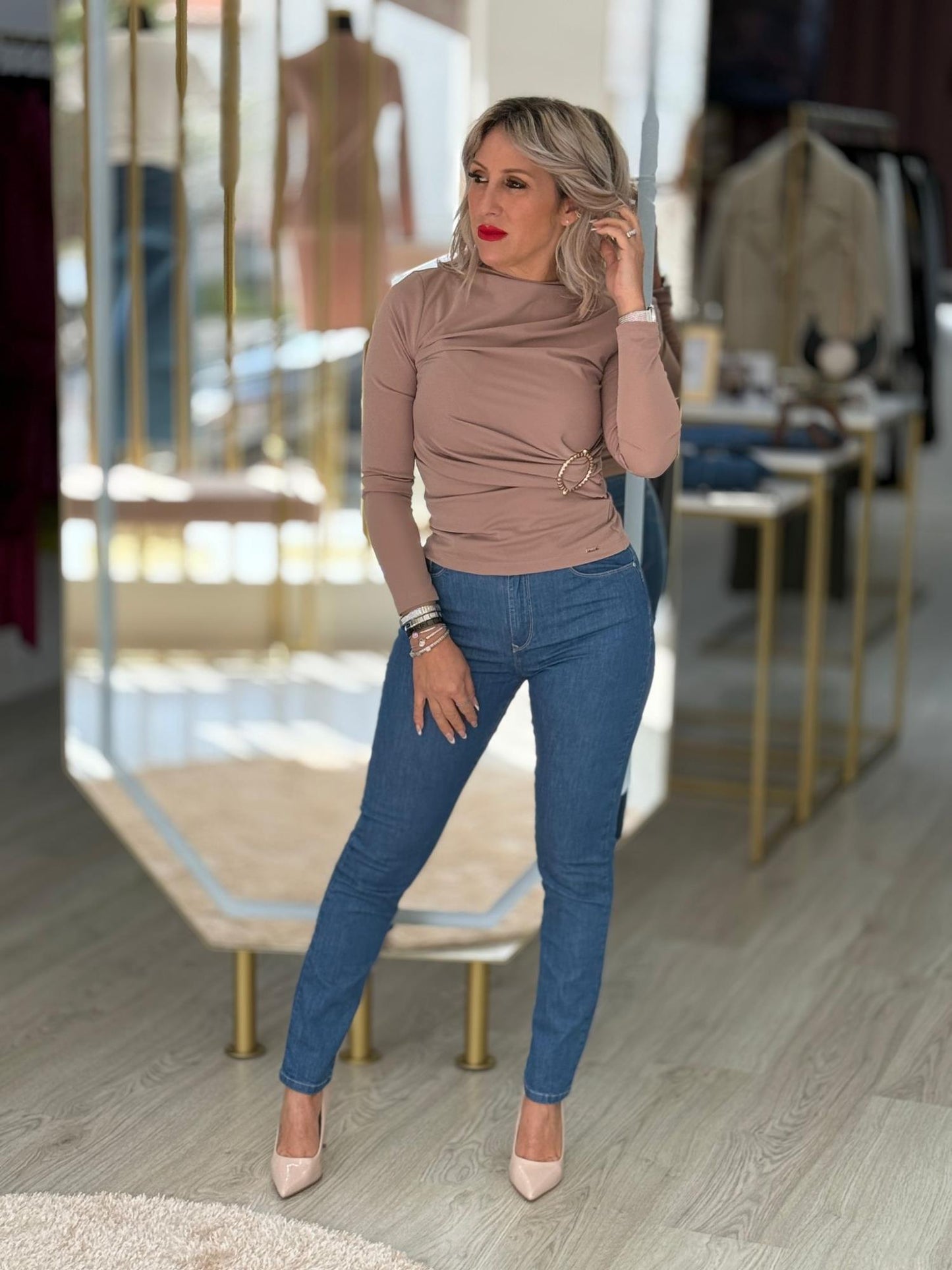 Camisola de malha com aplicação dourada