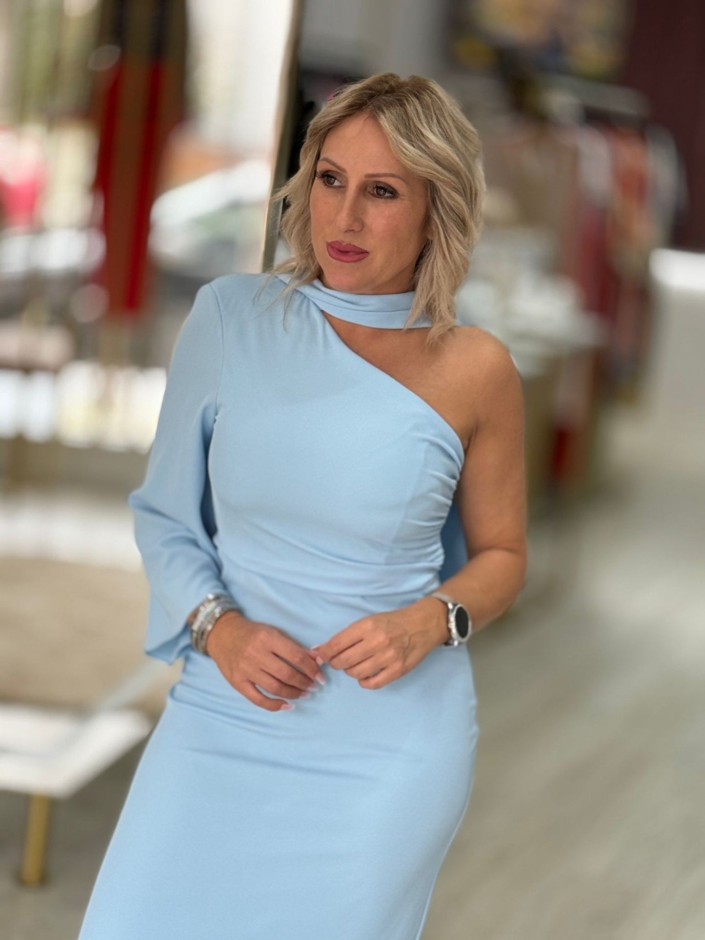 Vestido assimétrico com laçada