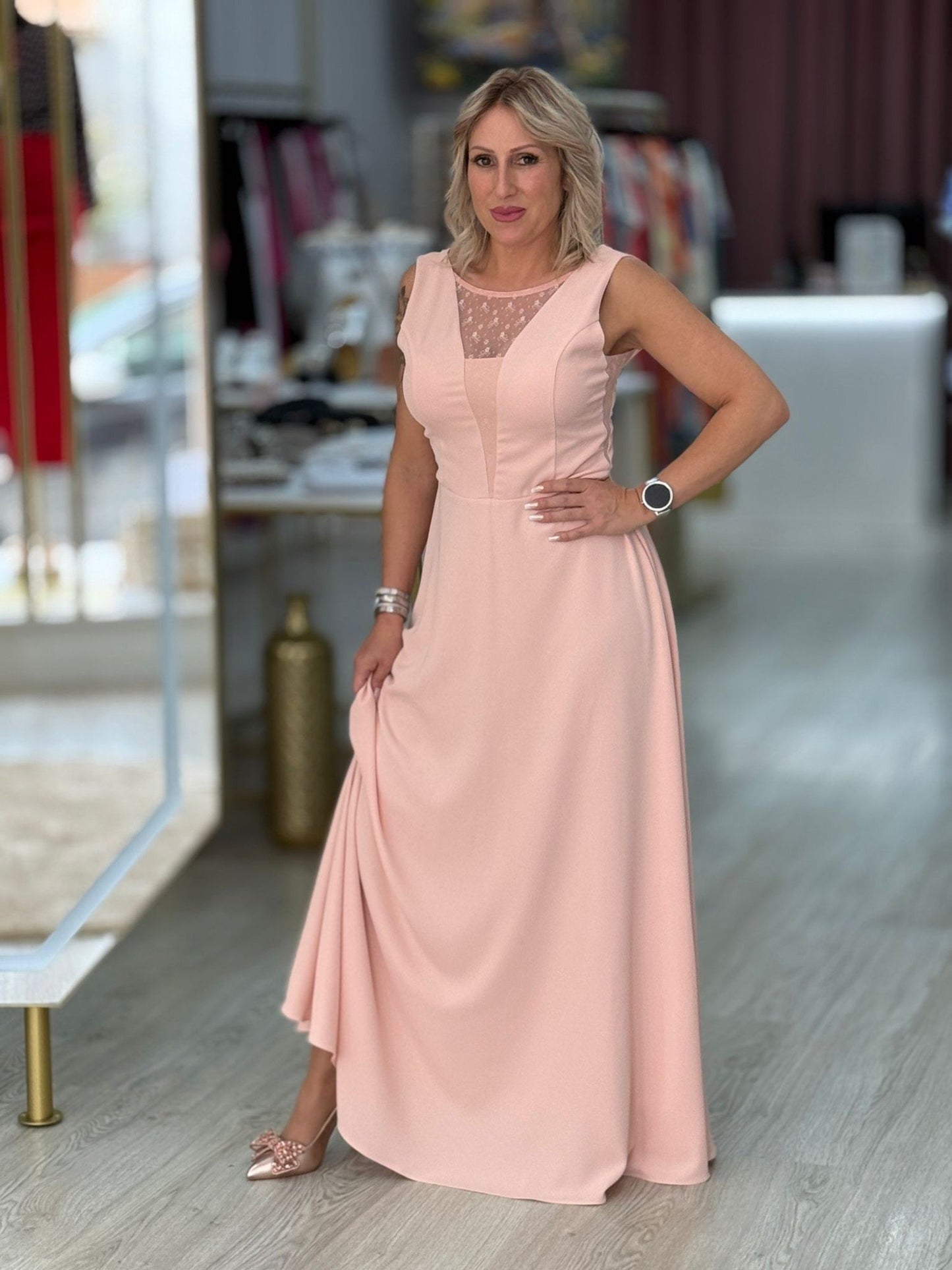 Vestido comprido fluído com detalhes em tule