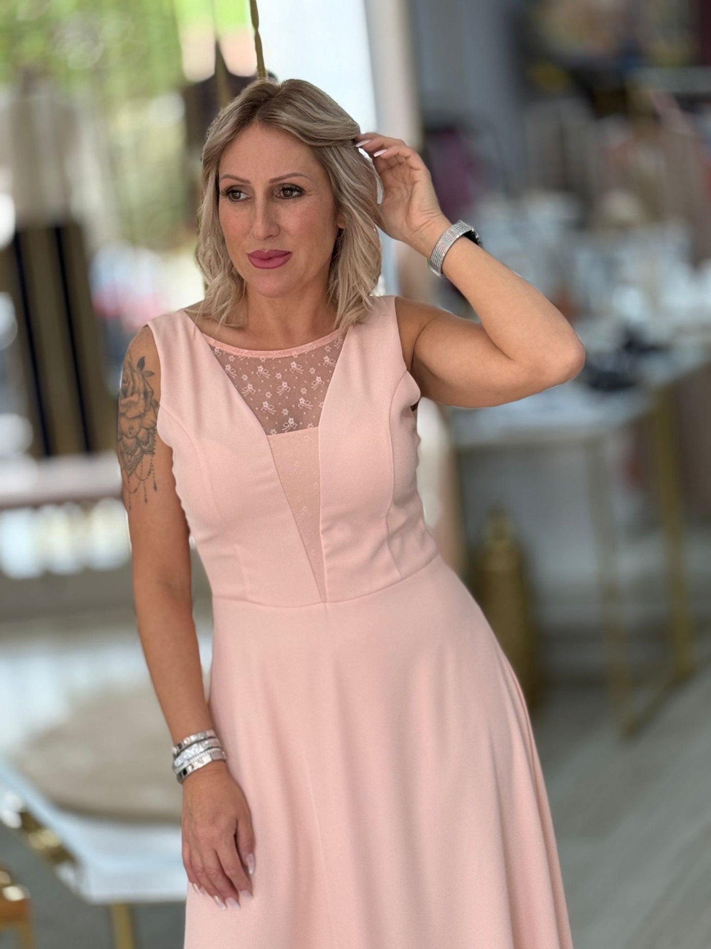Vestido comprido fluído com detalhes em tule