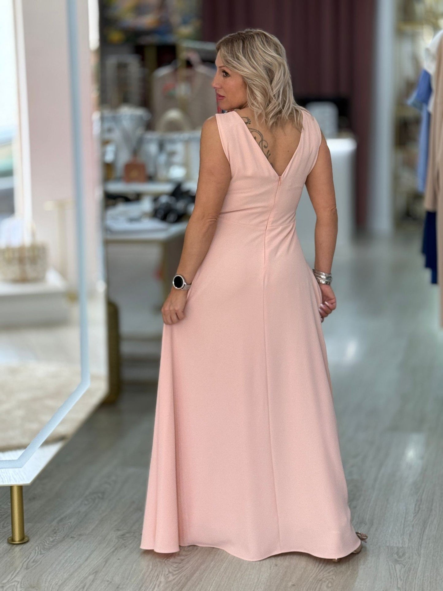 Vestido comprido fluído com detalhes em tule