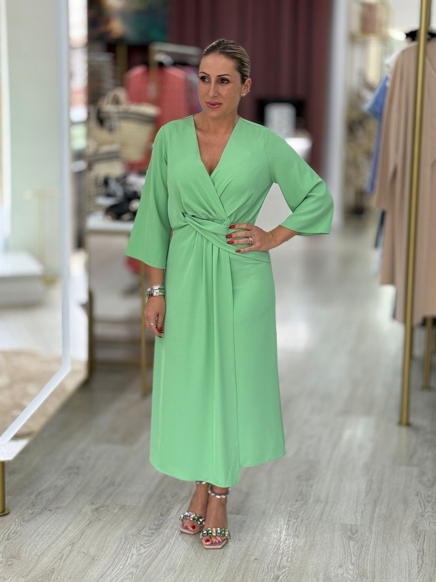 Vestido midi com efeito trespasse