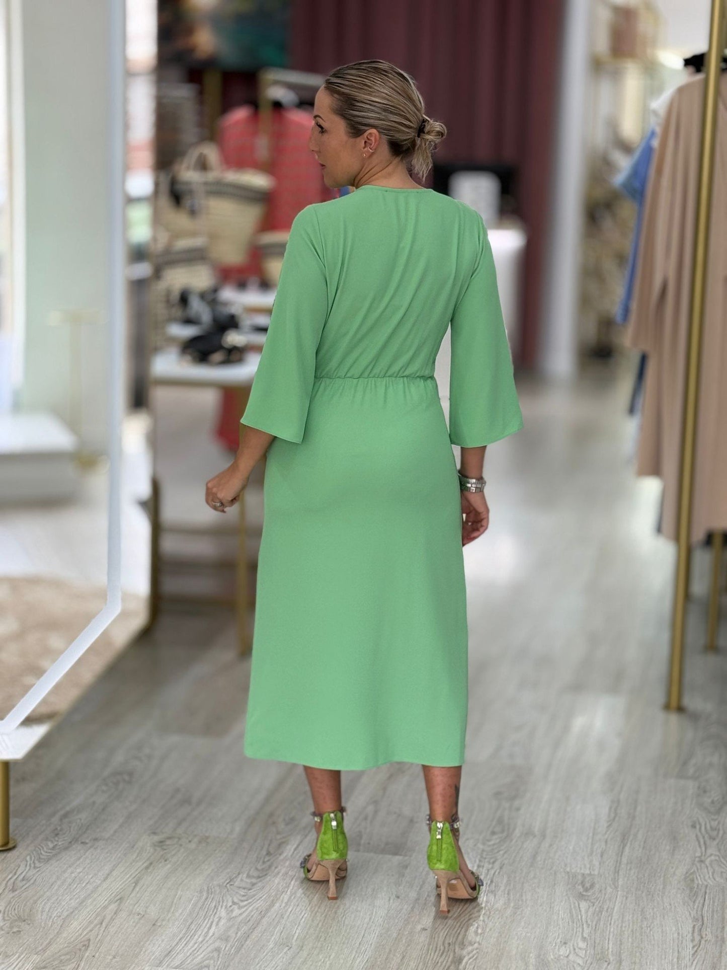 Vestido midi com efeito trespasse