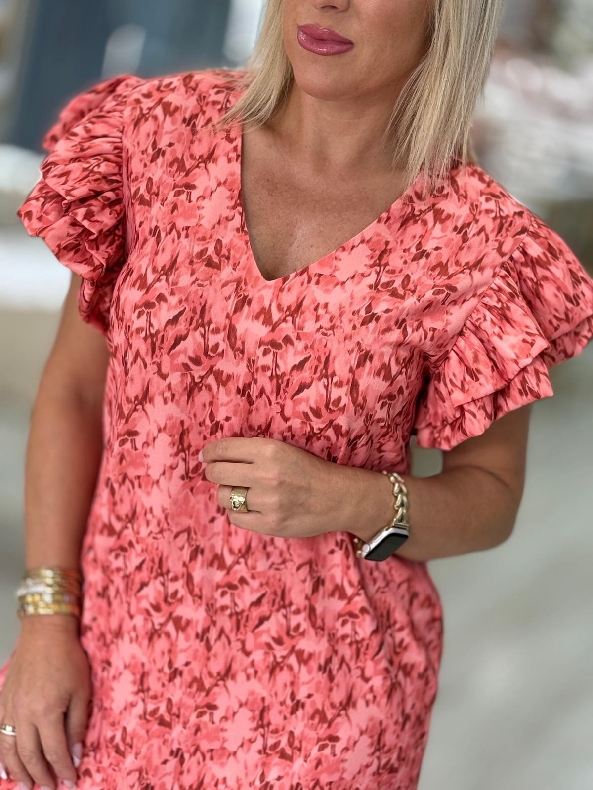 Vestido estampado com manga em folhos