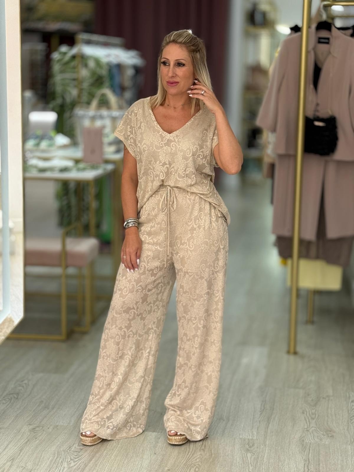Túnica com padrão floral em relevo (+ cores)