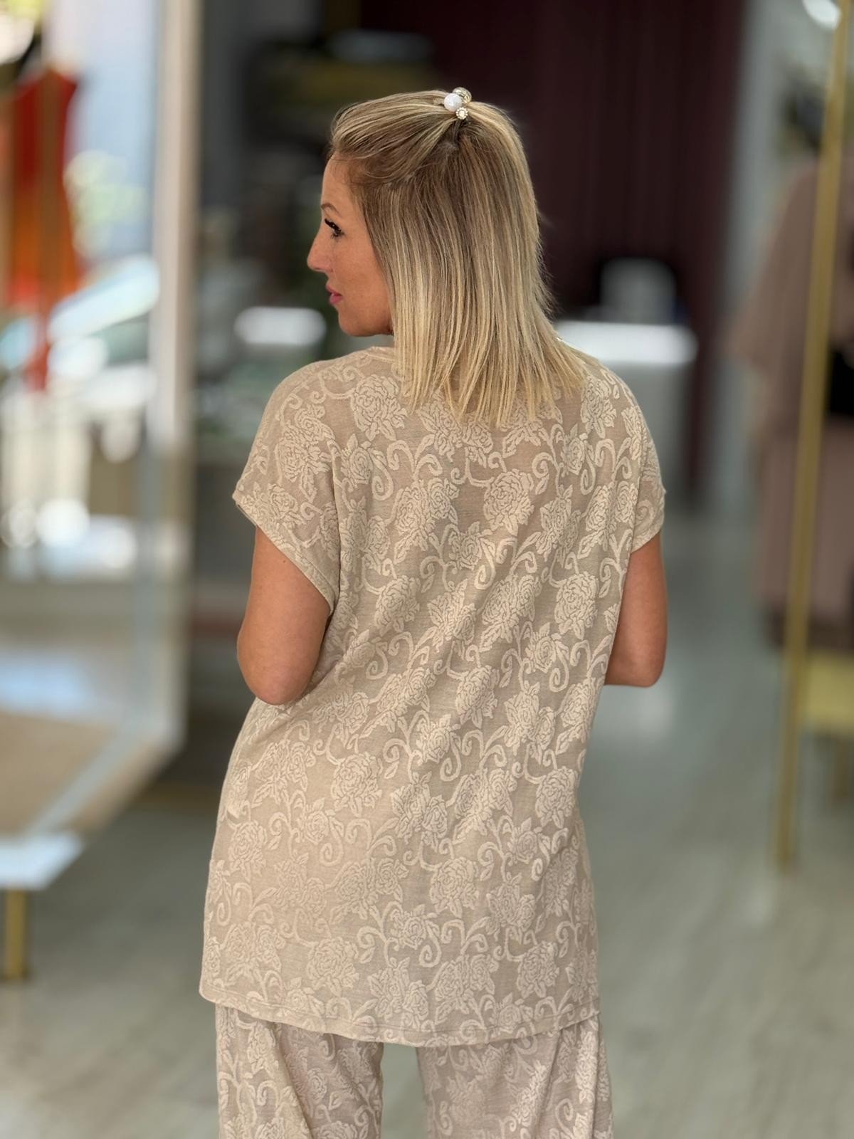 Túnica com padrão floral em relevo (+ cores)