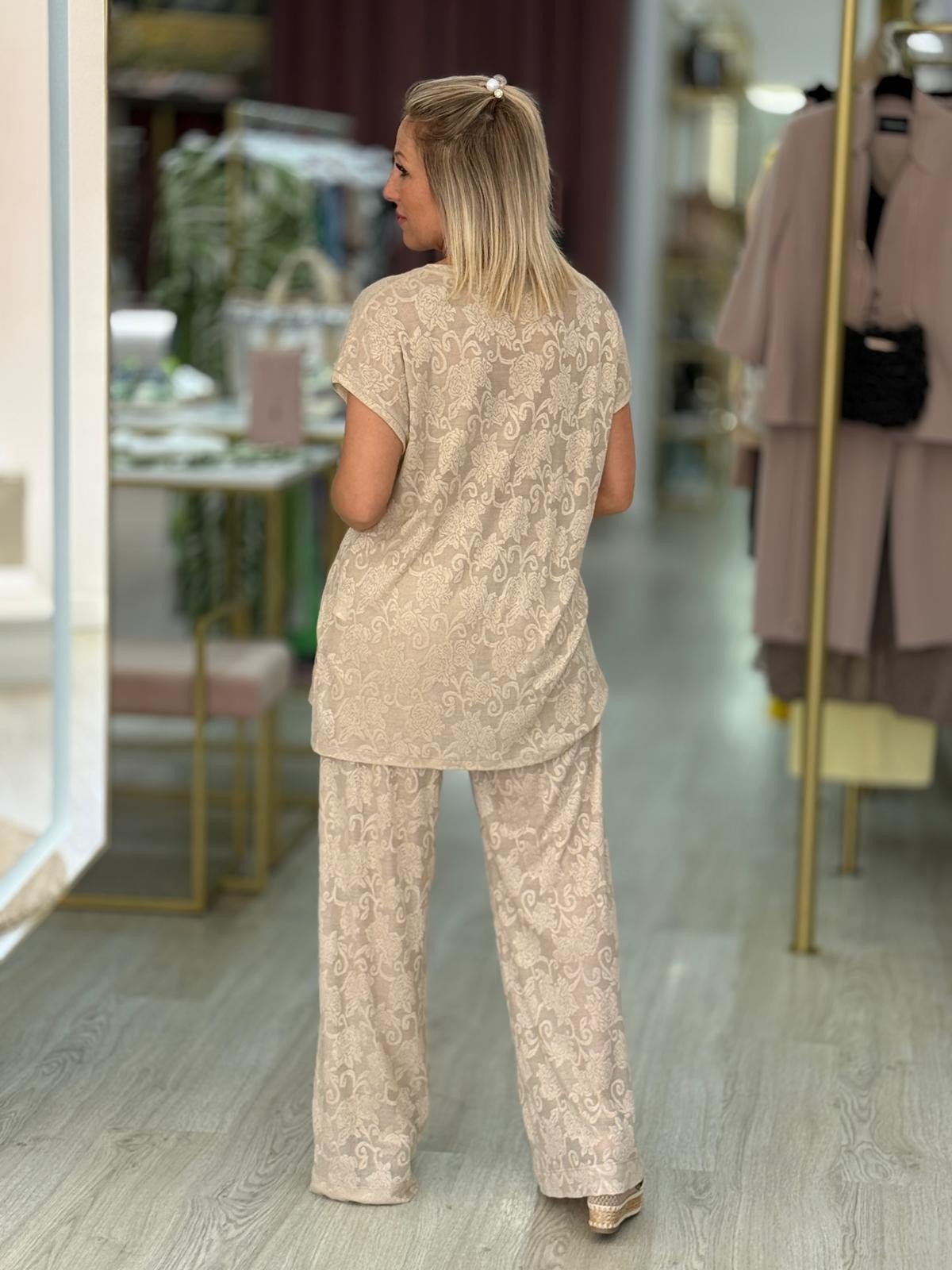 Túnica com padrão floral em relevo (+ cores)