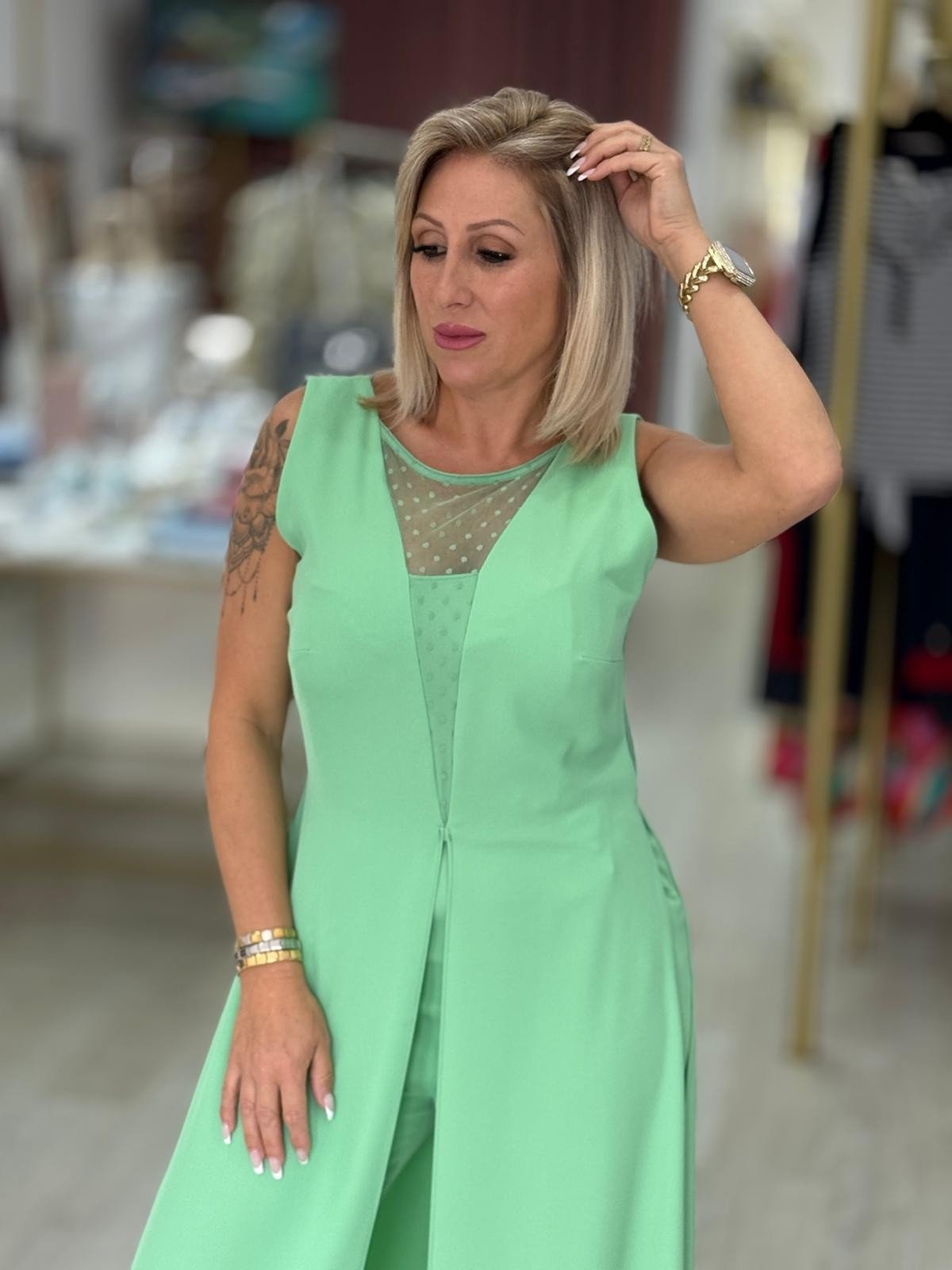Macacão fluido com detalhes em tule