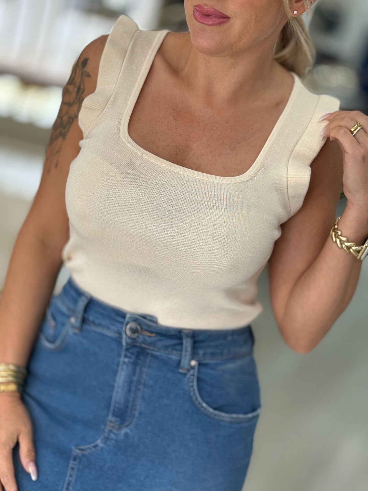 Top em malha com detalhe de folho (+ cores)