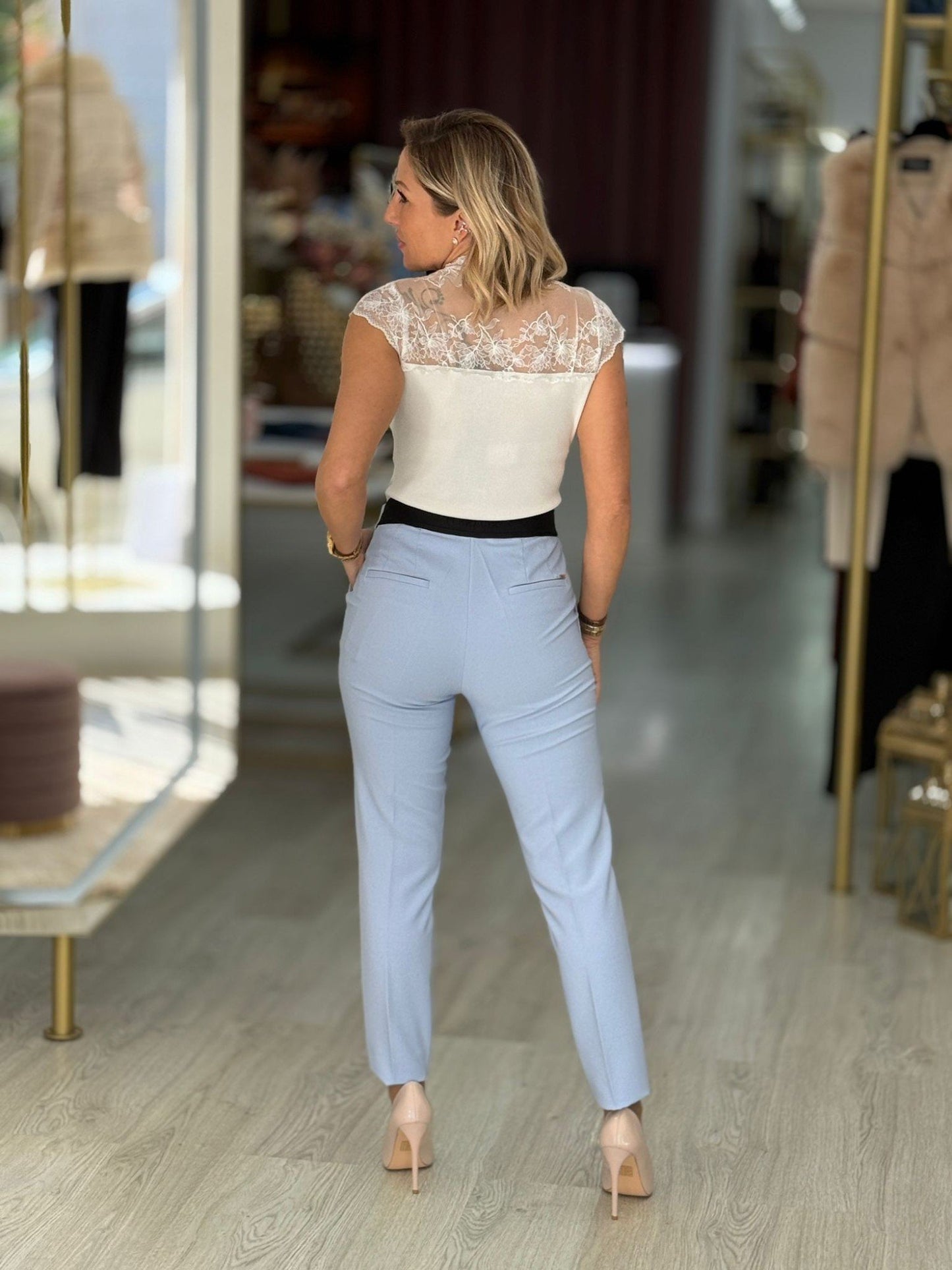 Calça clássica com cinto elástico personalizado
