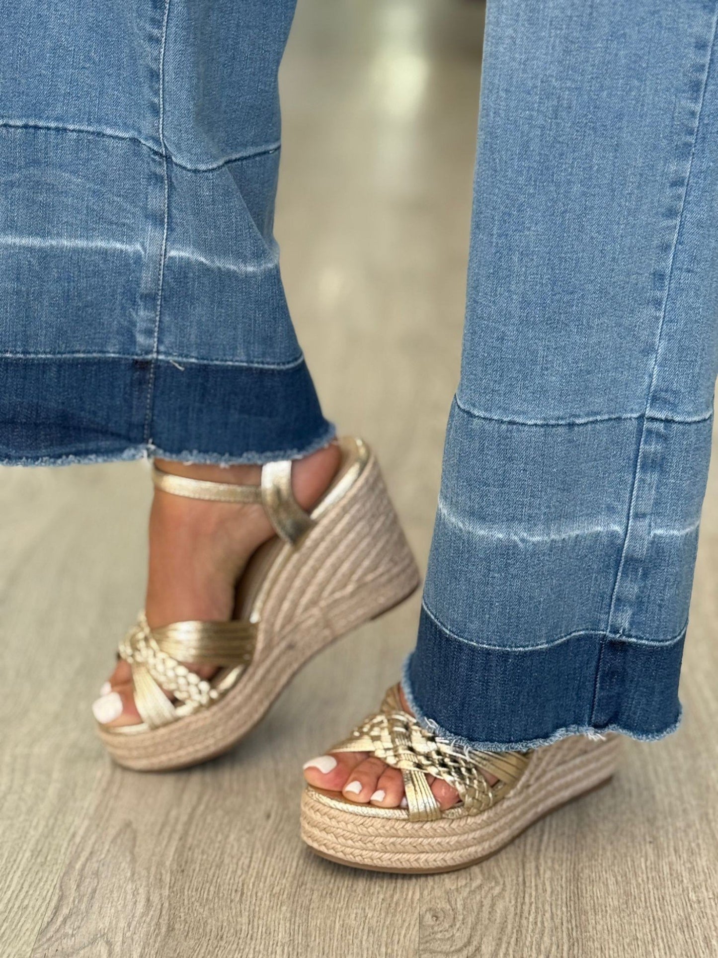 Jeans wide leg com detalhe na baínha