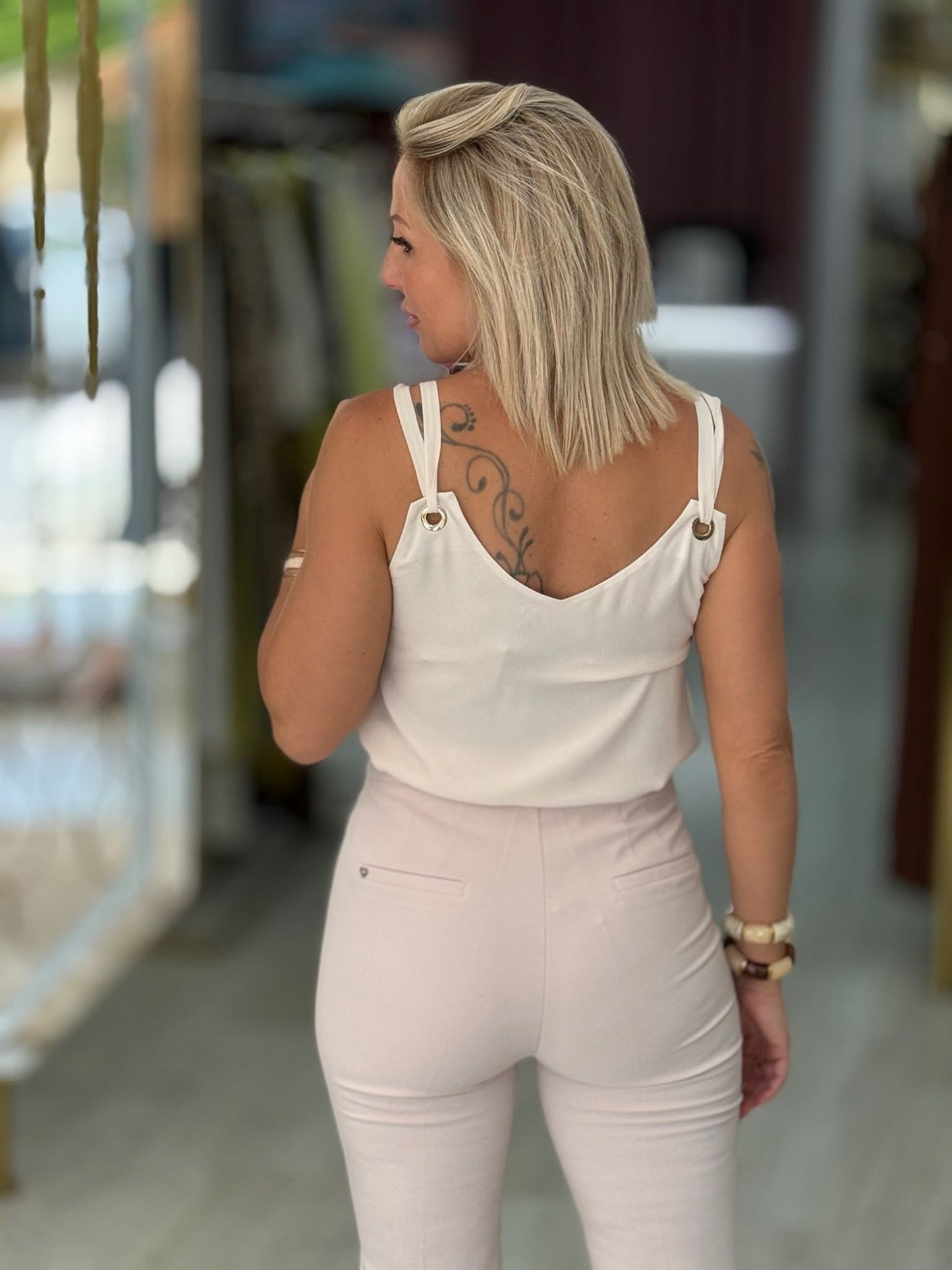 Top fluido de alças com detalhe ajustável
