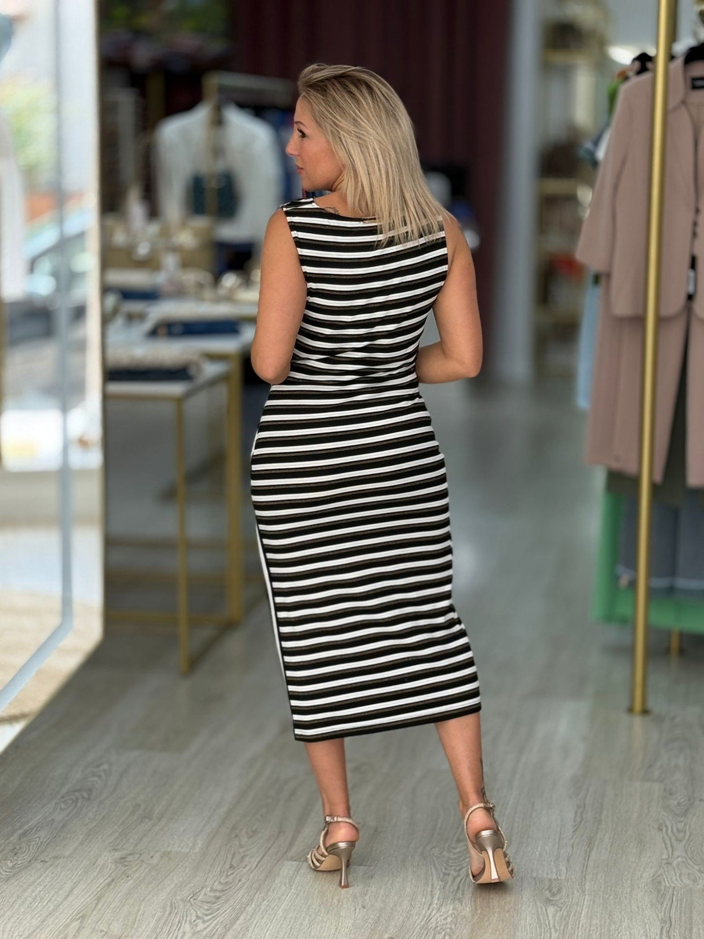 Vestido midi às riscas