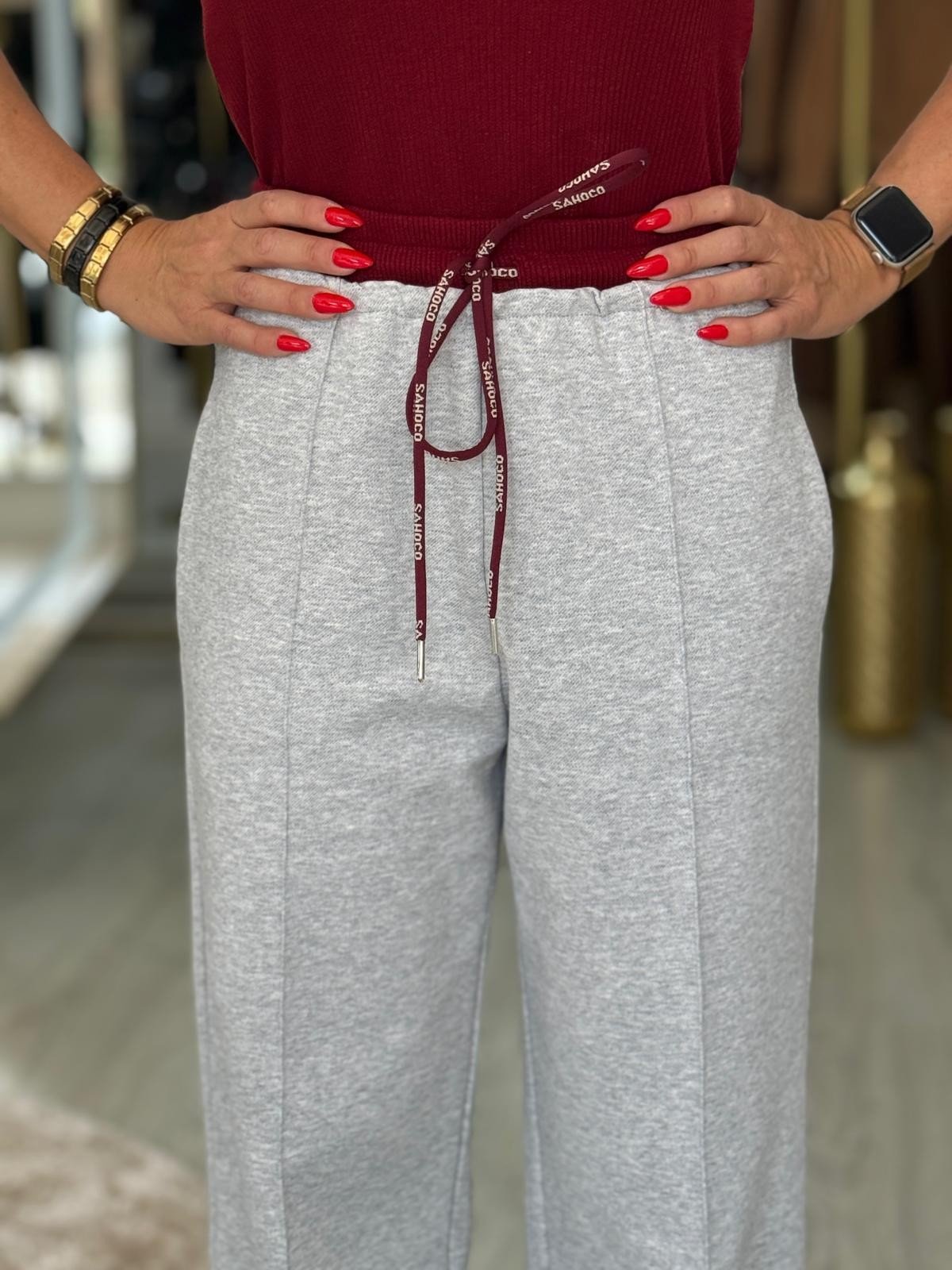 Calças jogger em cinzento claro com cintura contrastante