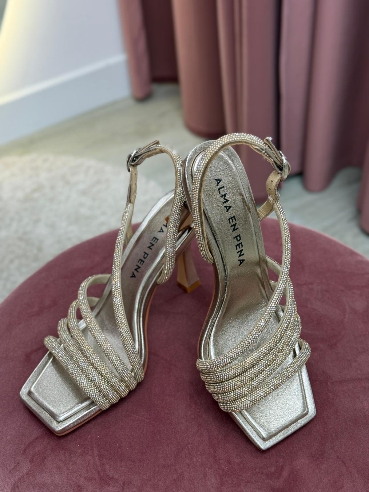 SANDÁLIAS DE TIRAS CRUZADAS COM STRASS